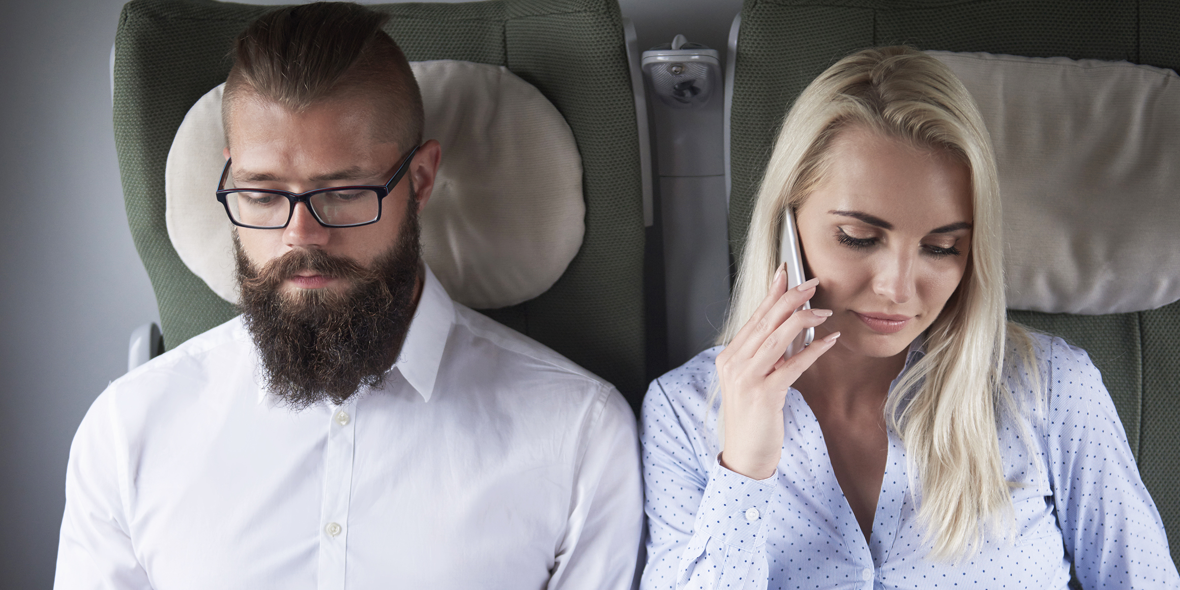 Deux personnes assises dans un avion | Source : Shutterstock