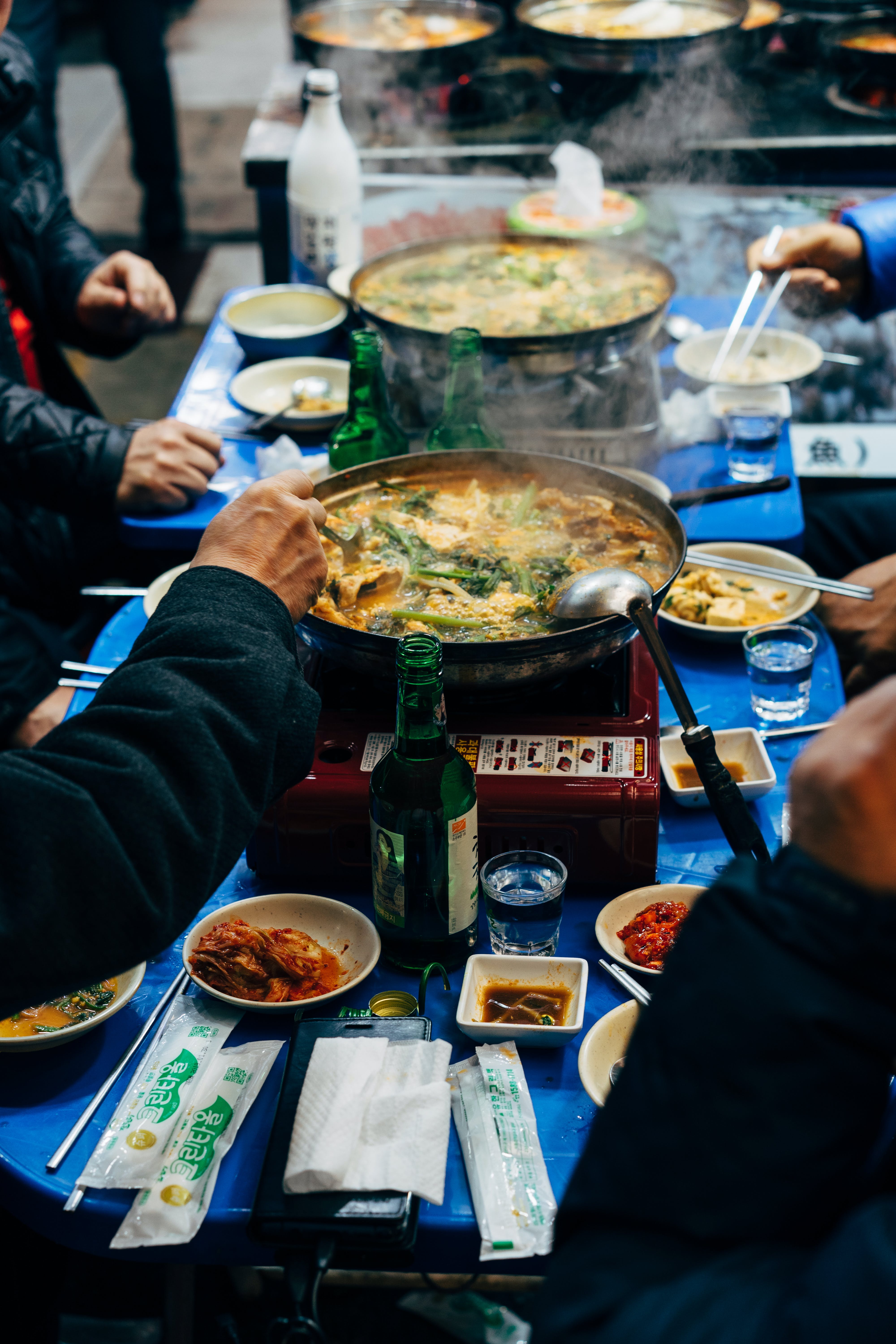 Un groupe de personnes profitant d'un repas ensemble | Source : Pexels
