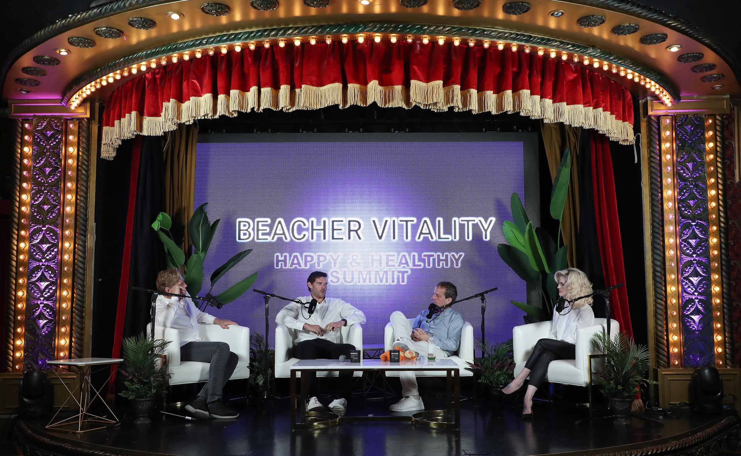 Sous les lumières ornementales de la scène du Hollywood Roosevelt, Christopher Schwarzenegger se joint à d'autres intervenants pour une discussion centrée sur la santé et le bien-être. La table ronde est dotée d'un éclairage vibrant et d'un décor tropical, qui donnent le ton au thème stimulant de la journée.