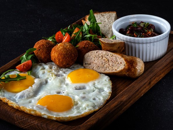 Petit déjeuner composé d'œufs au plat.|Photo : Getty Images