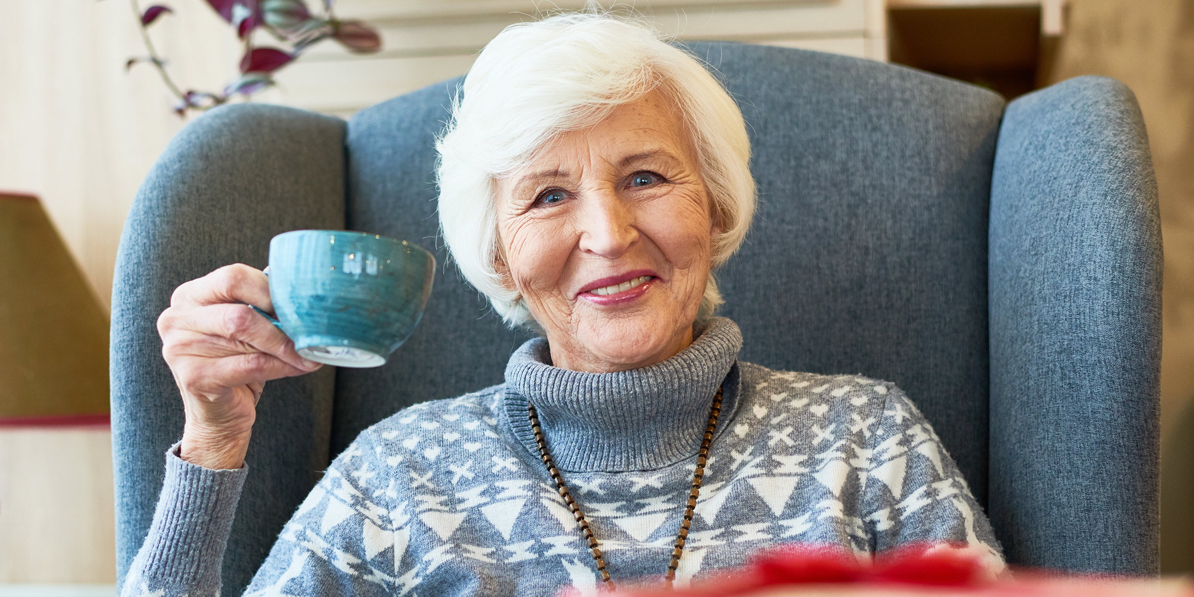 Une femme âgée avec une tasse | Source : Shutterstock