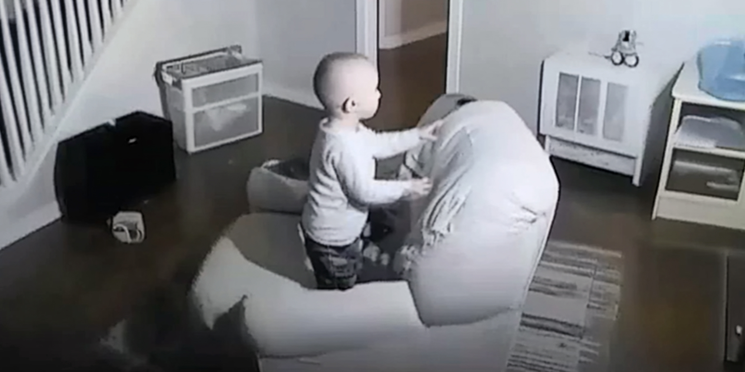 Bébé sur une chaise longue | Source : Amomama