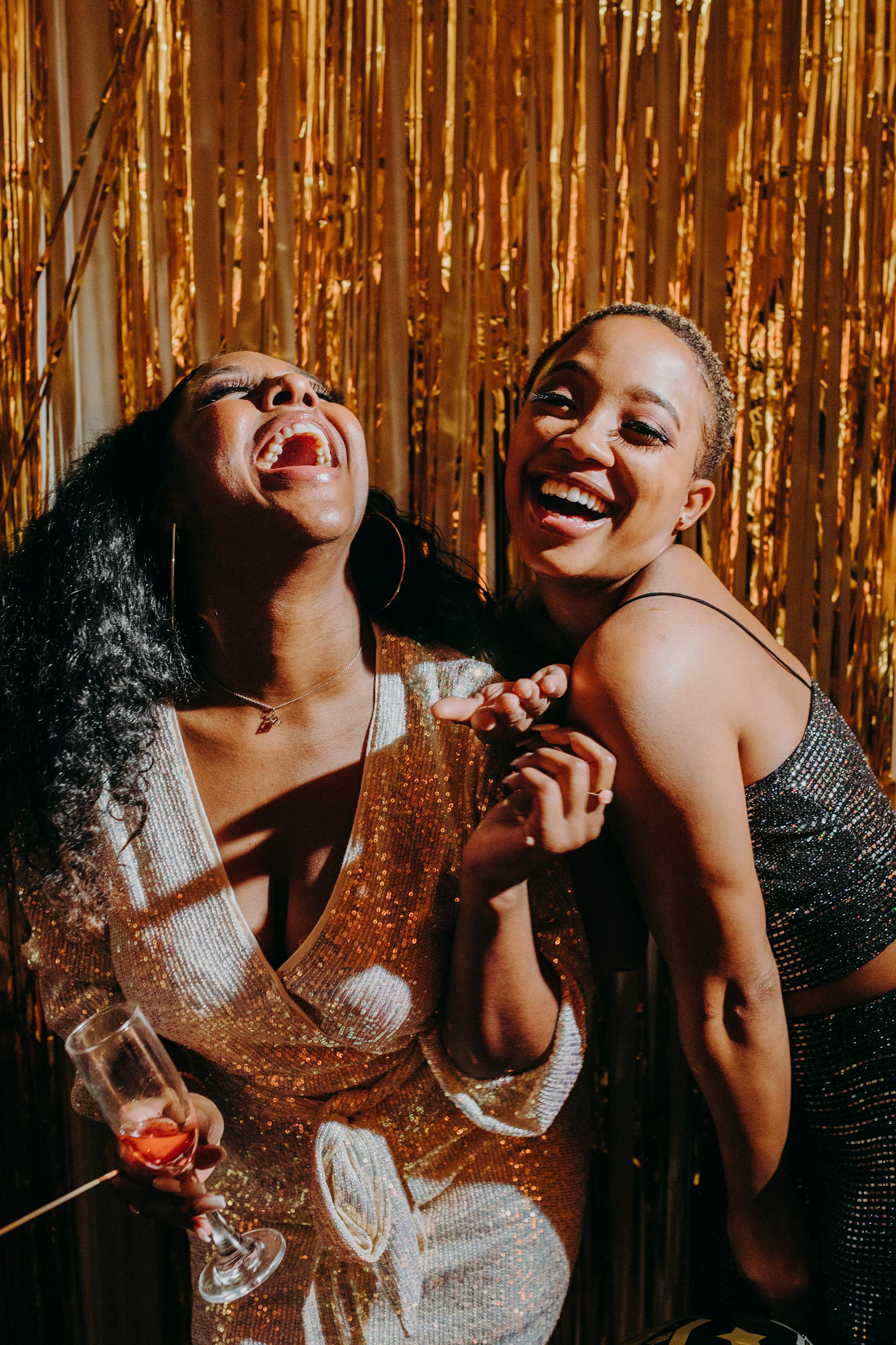Deux femmes qui rient | Source : Pexels