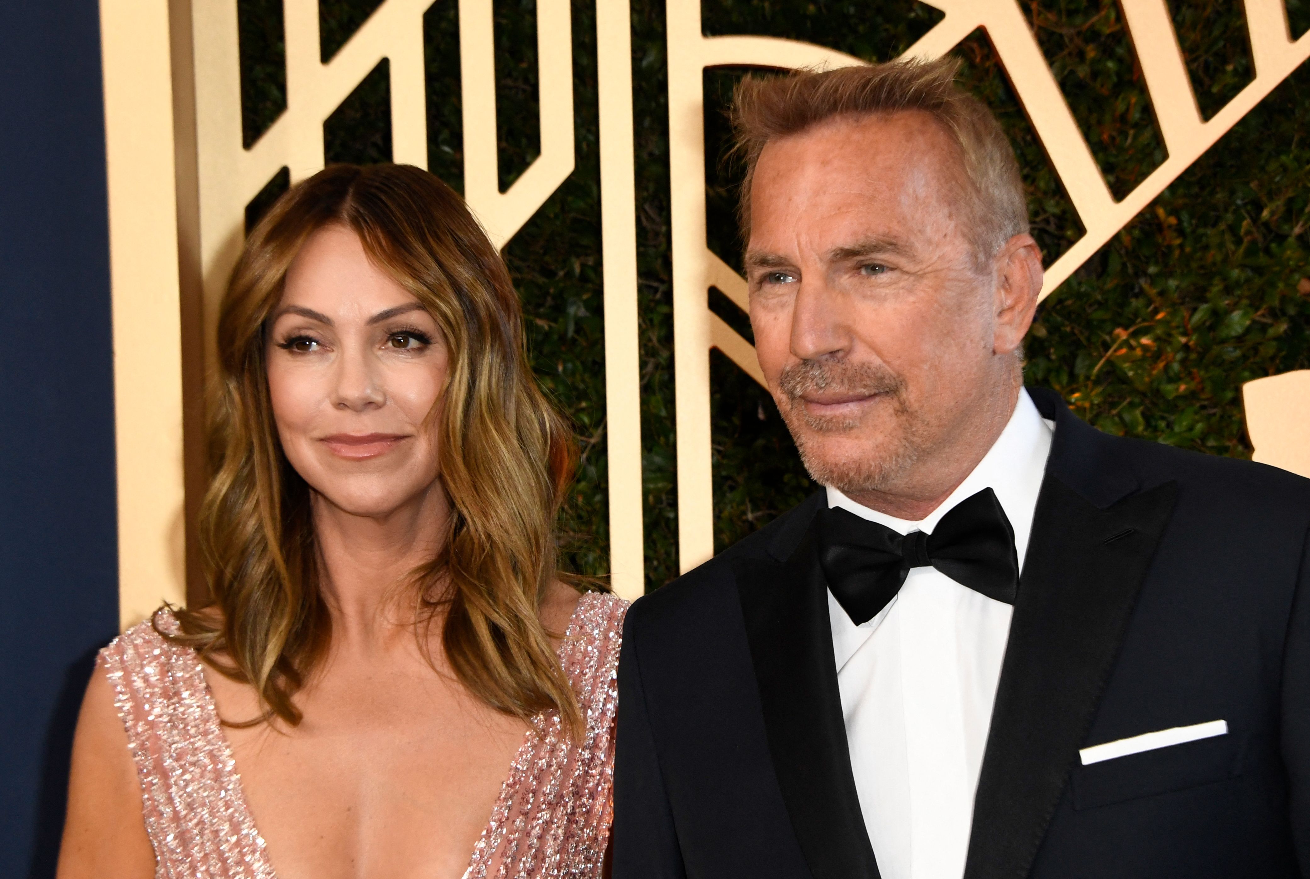 Christine Baumgartner et Kevin Costner arrivent pour la 28e cérémonie annuelle des Screen Actors Guild (SAG) Awards à Santa Monica, en Californie, le 27 février 2022. | Source : Getty Images