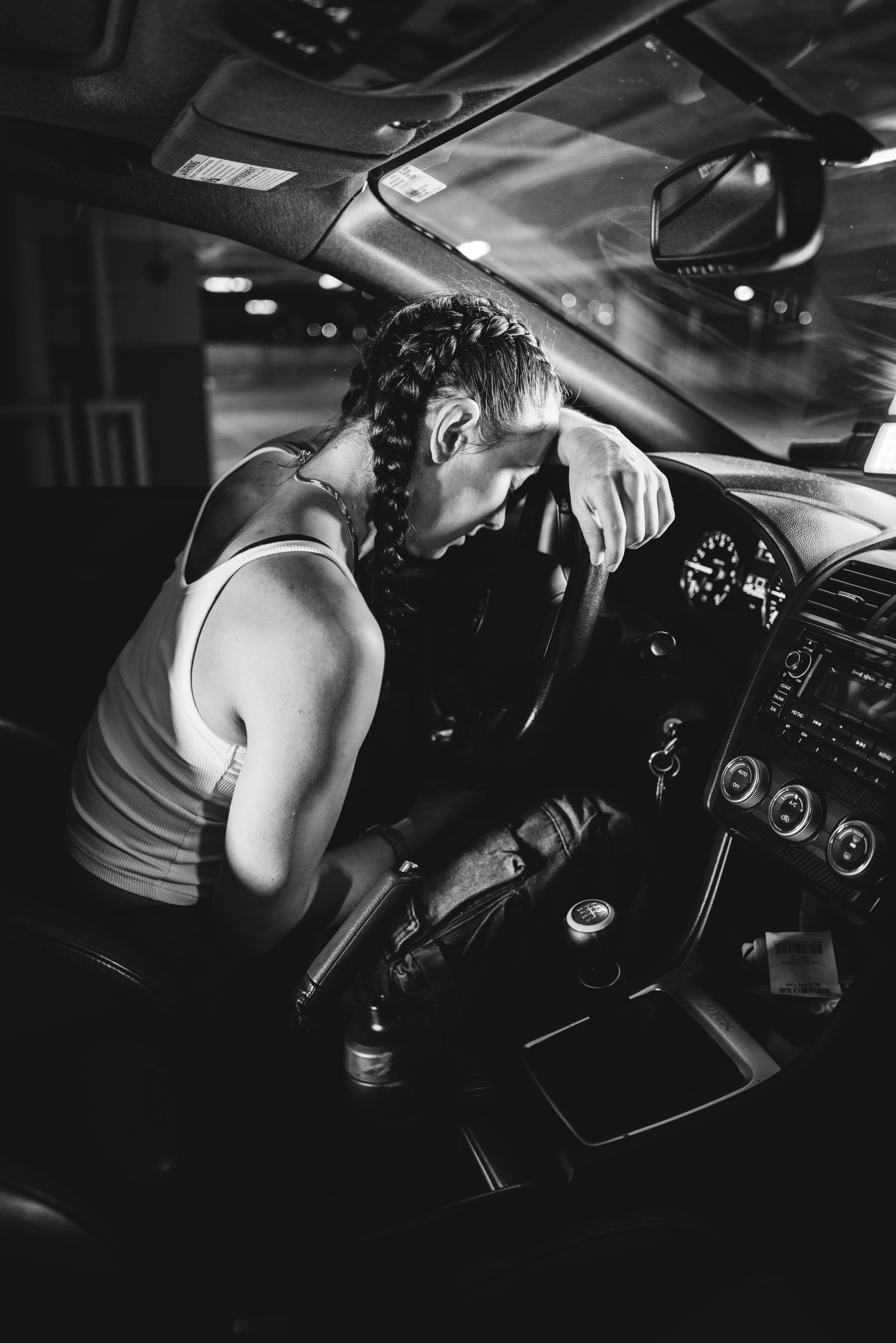 Une femme stressée assise dans une voiture | Source : Pexels