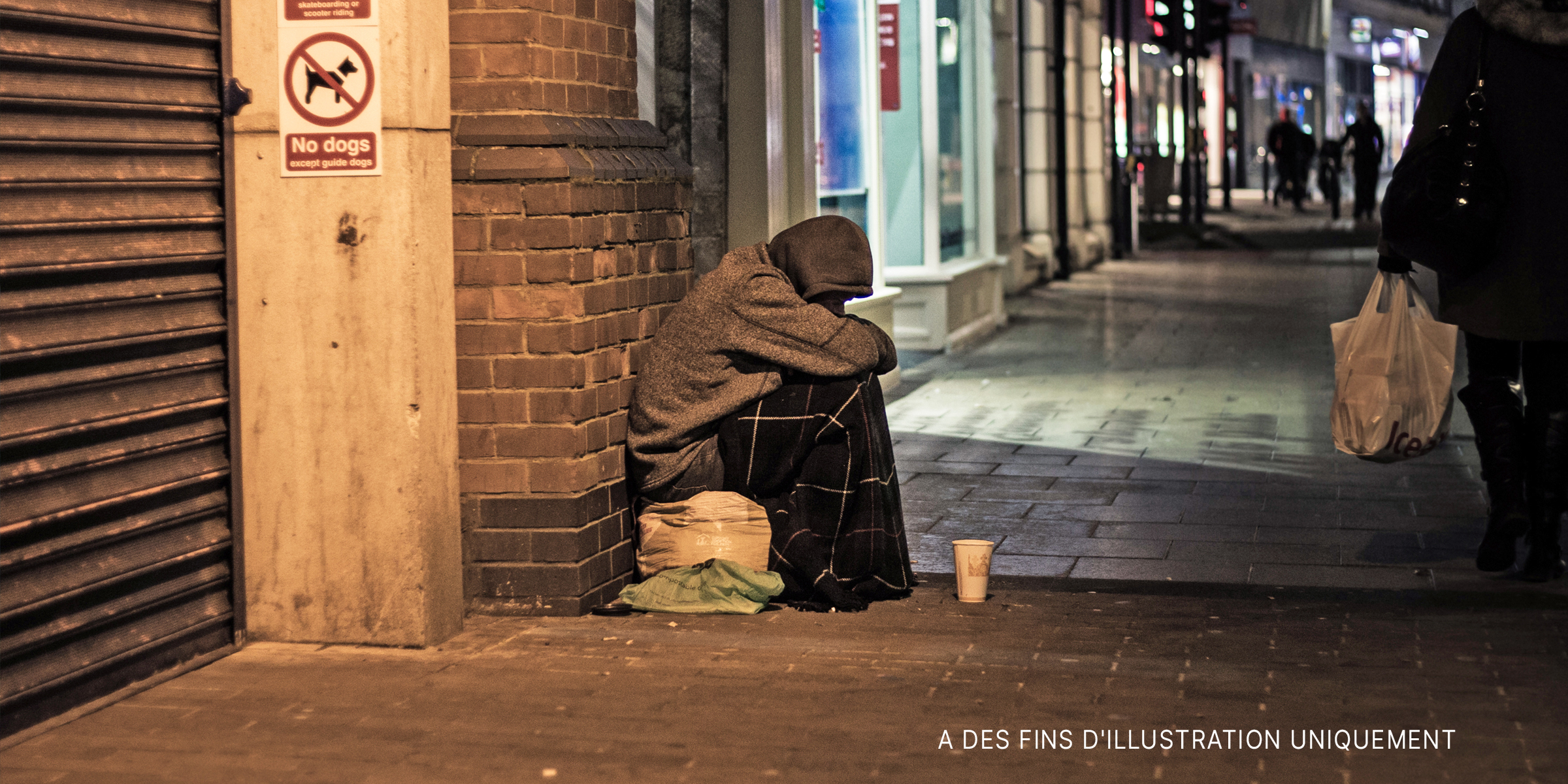 Un homme plus âgé sans abri dans la rue | Source : Shutterstock