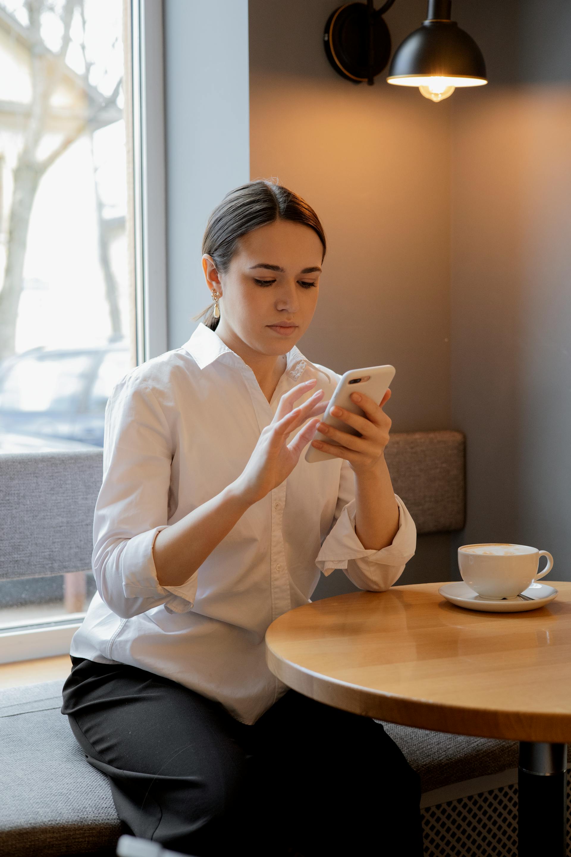 Une femme sur son téléphone | Source : Pexels
