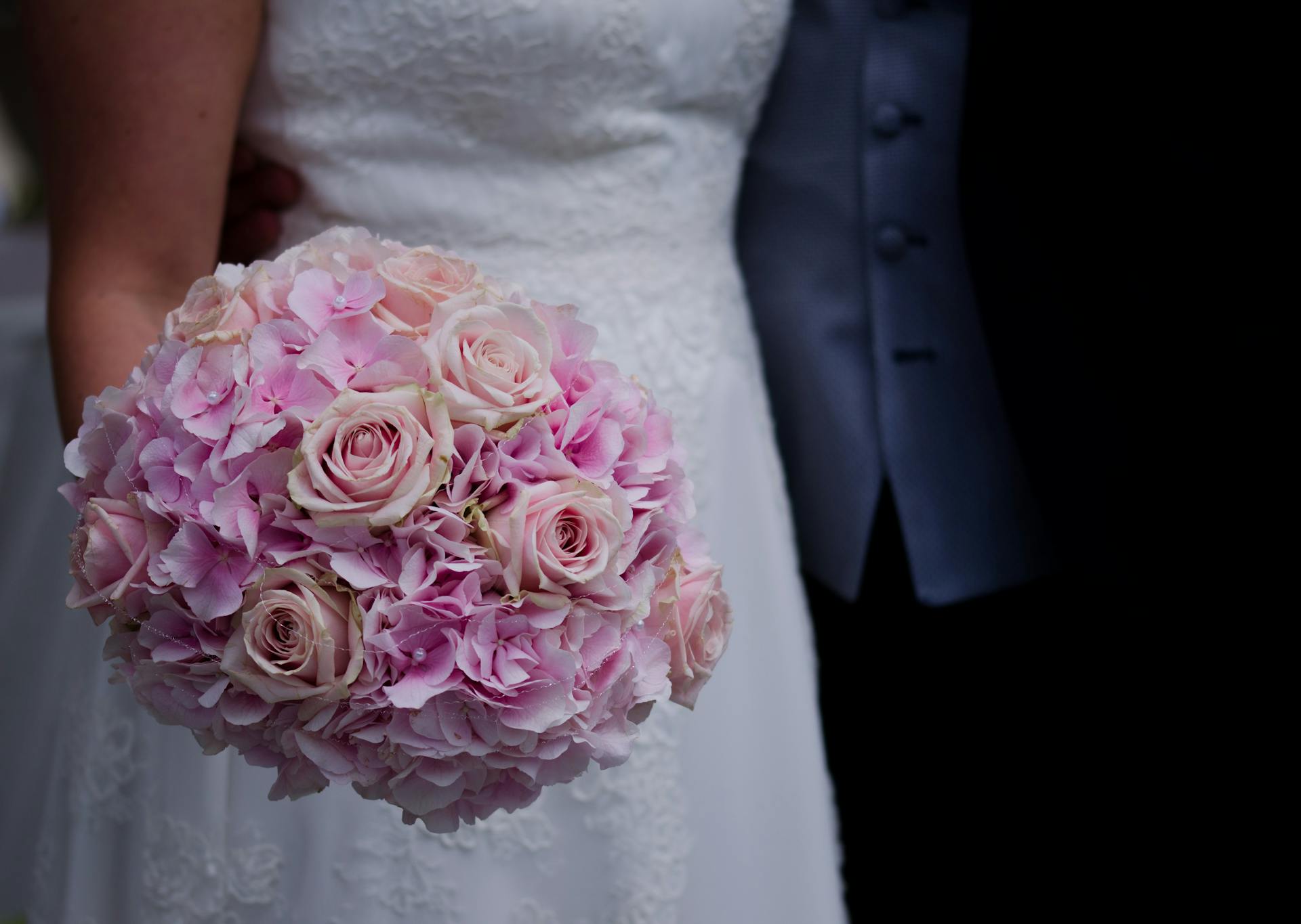 Une mariée tenant des fleurs | Source : Pexels