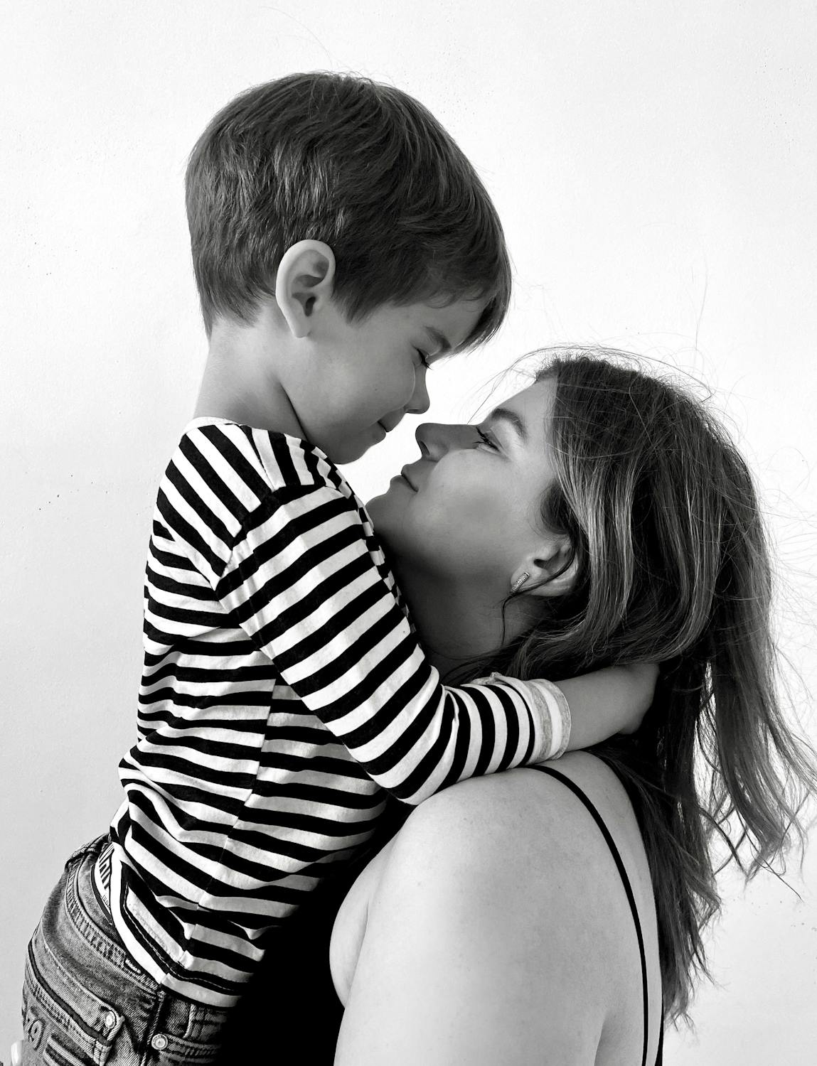 A mother hugging her son | Source: Pexels