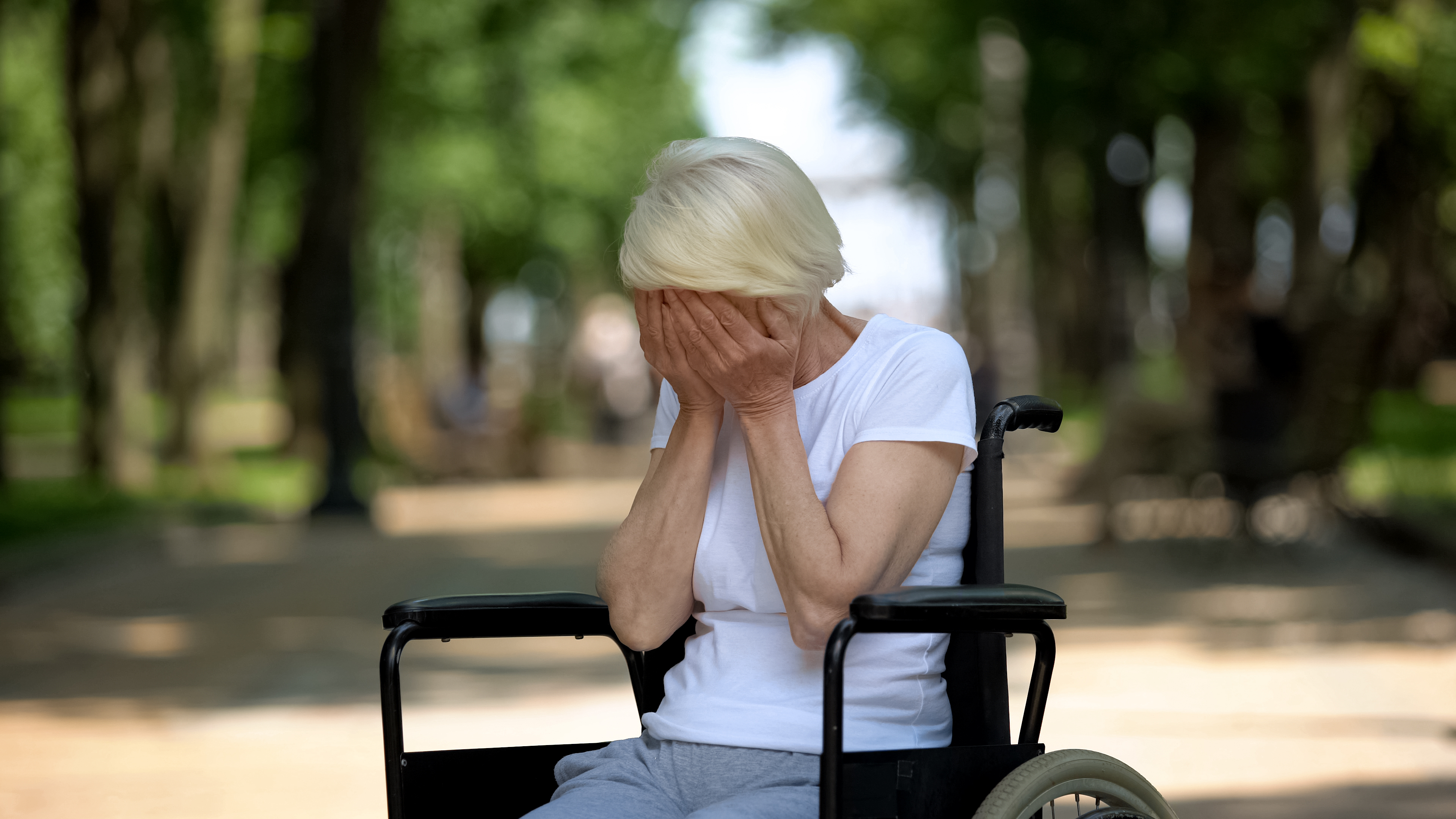 Uma mulher mais velha sentada em uma cadeira de rodas |  Fonte: Shutterstock