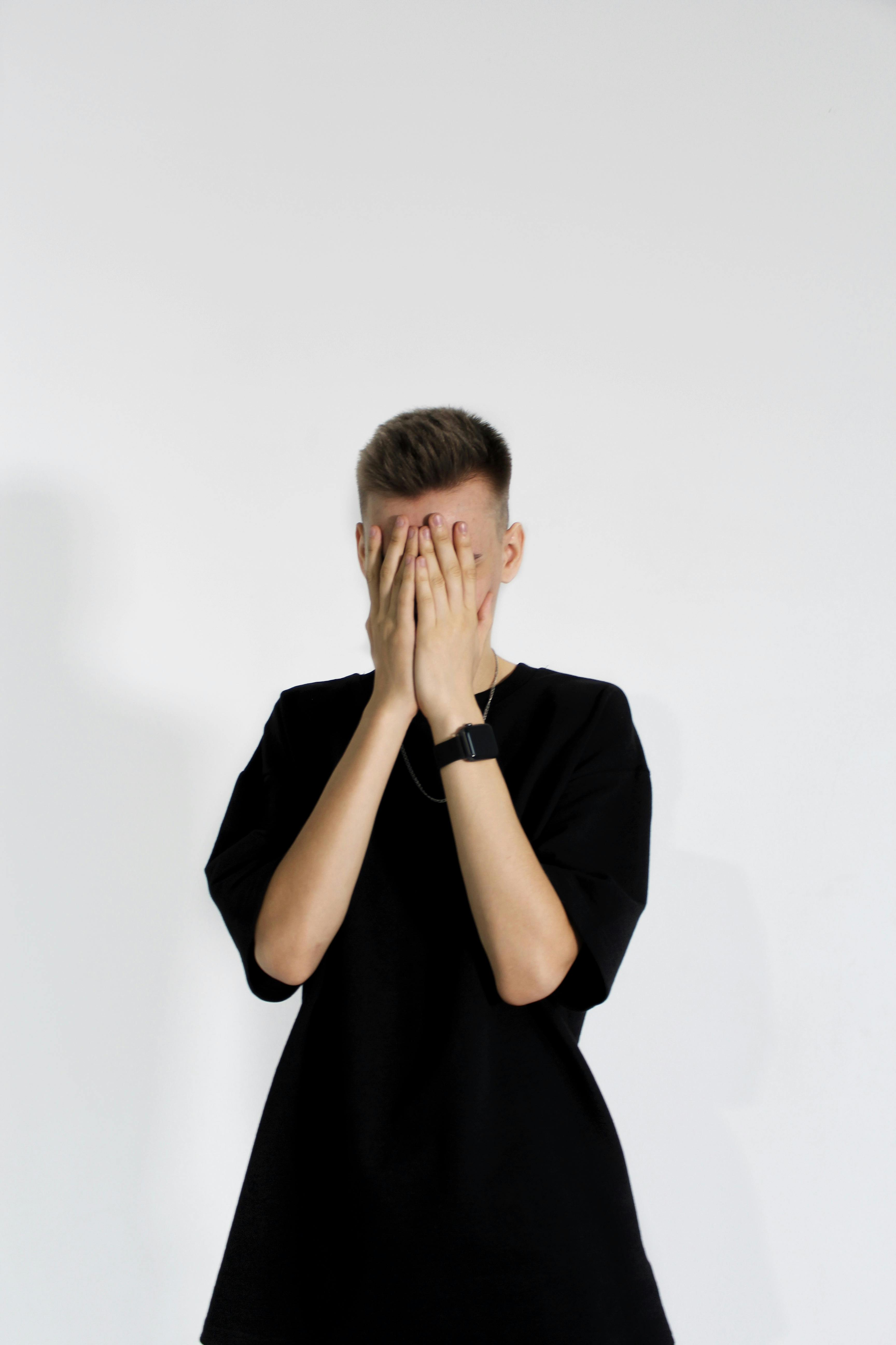 Un homme penaud se couvrant les yeux | Source : Pexels