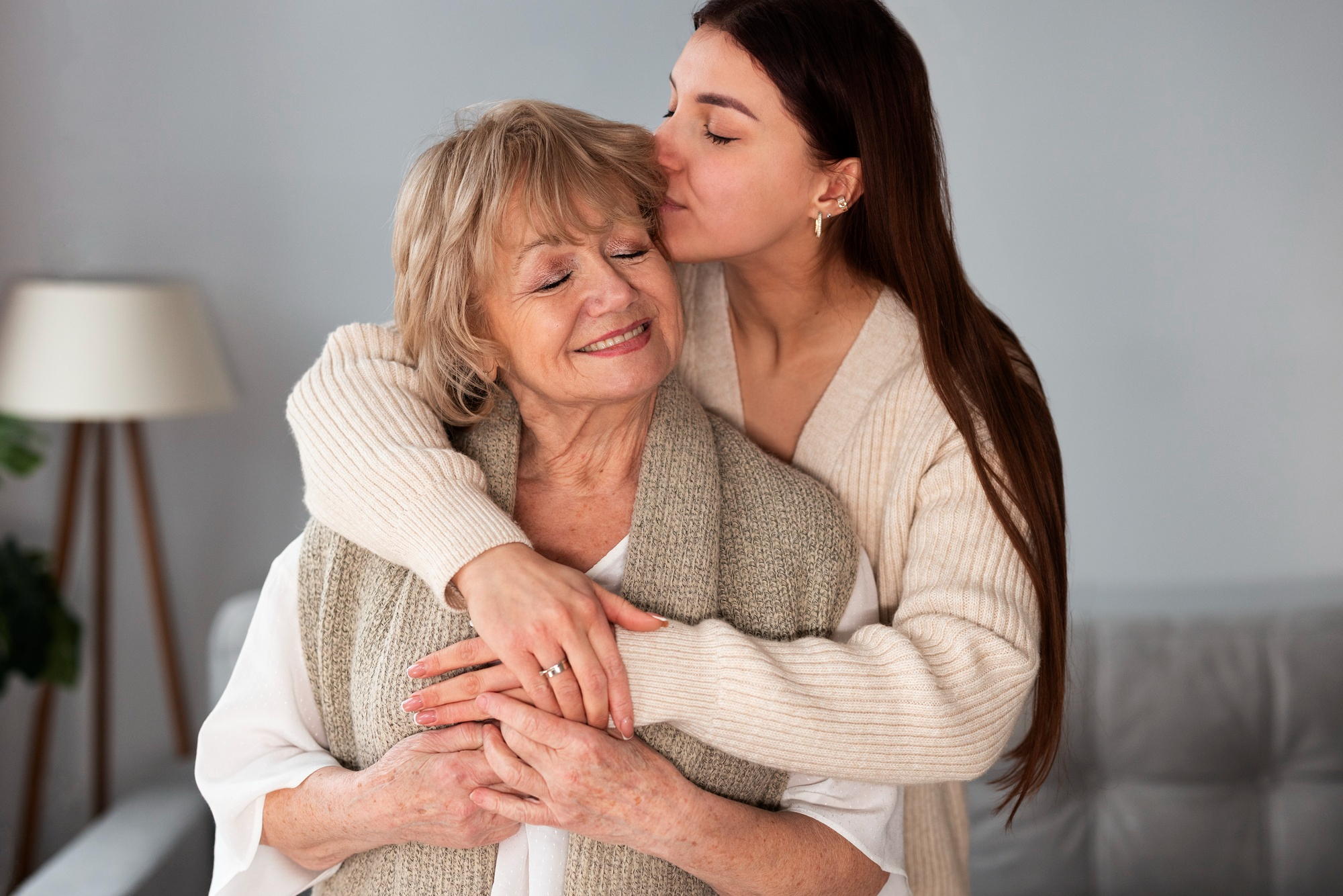 Une femme plus âgée et une femme plus jeune s'embrassent | Source : Freepik