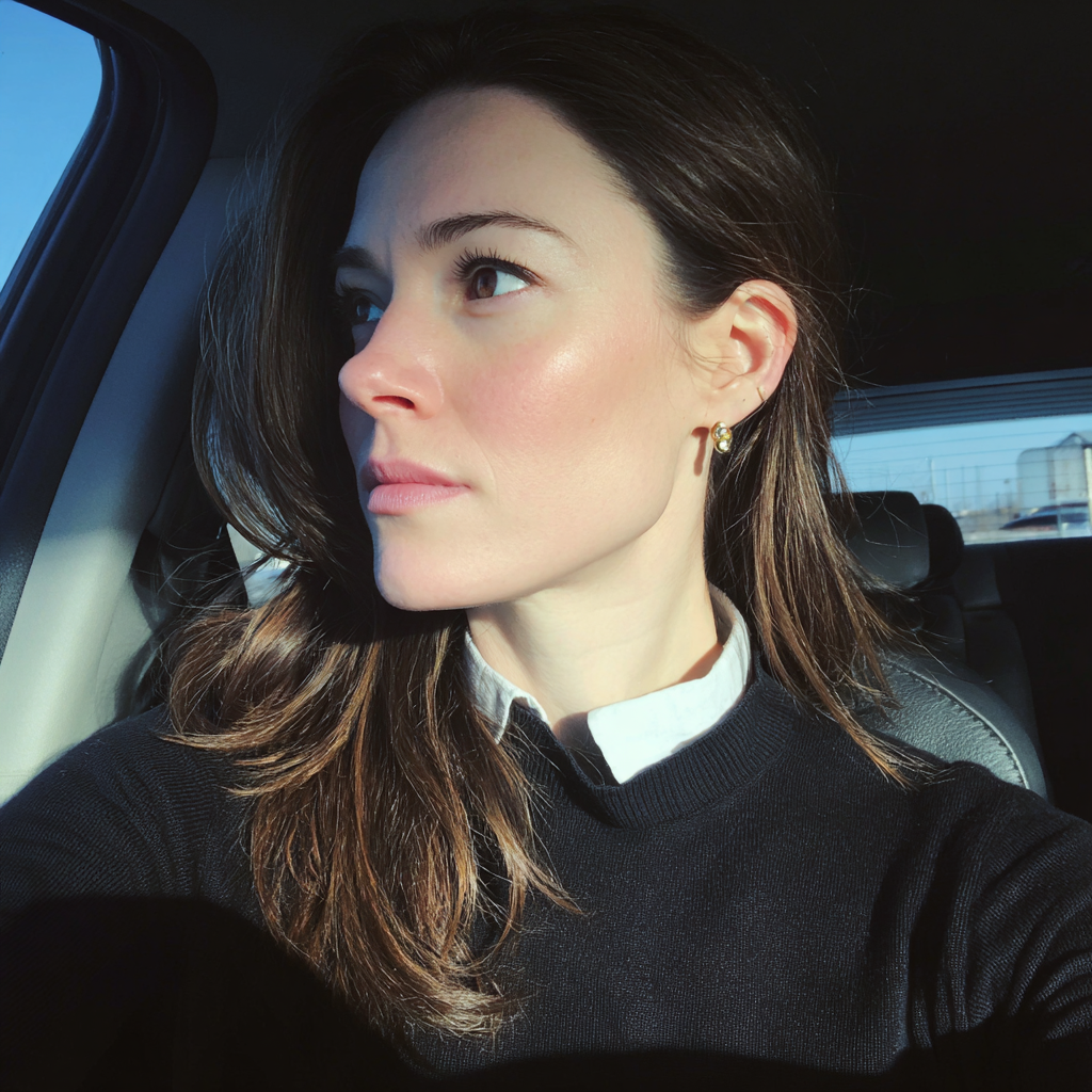 Une femme conduisant une voiture | Source : Midjourney