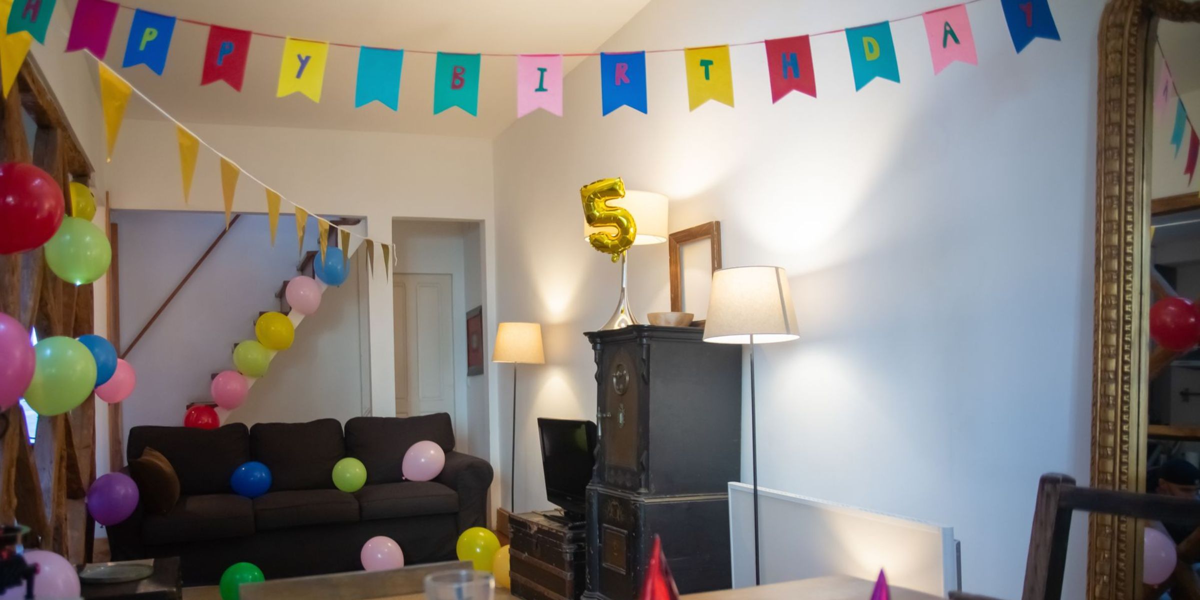 Une pièce décorée pour une fête d'anniversaire | Source : Pexels