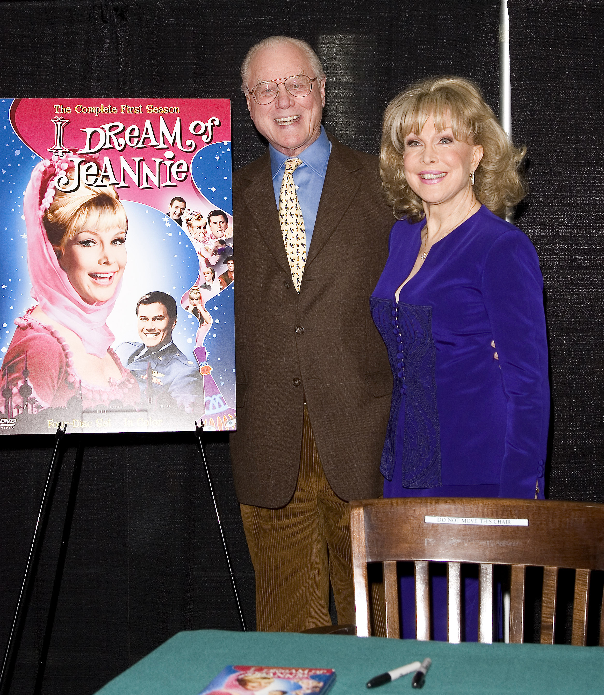 Larry Hagman et Barbara Eden signent les DVD de "I Dream of Jeannie" le 15 mars 2005, chez Barnes &amp; Noble, à New York. | Source : Getty Images