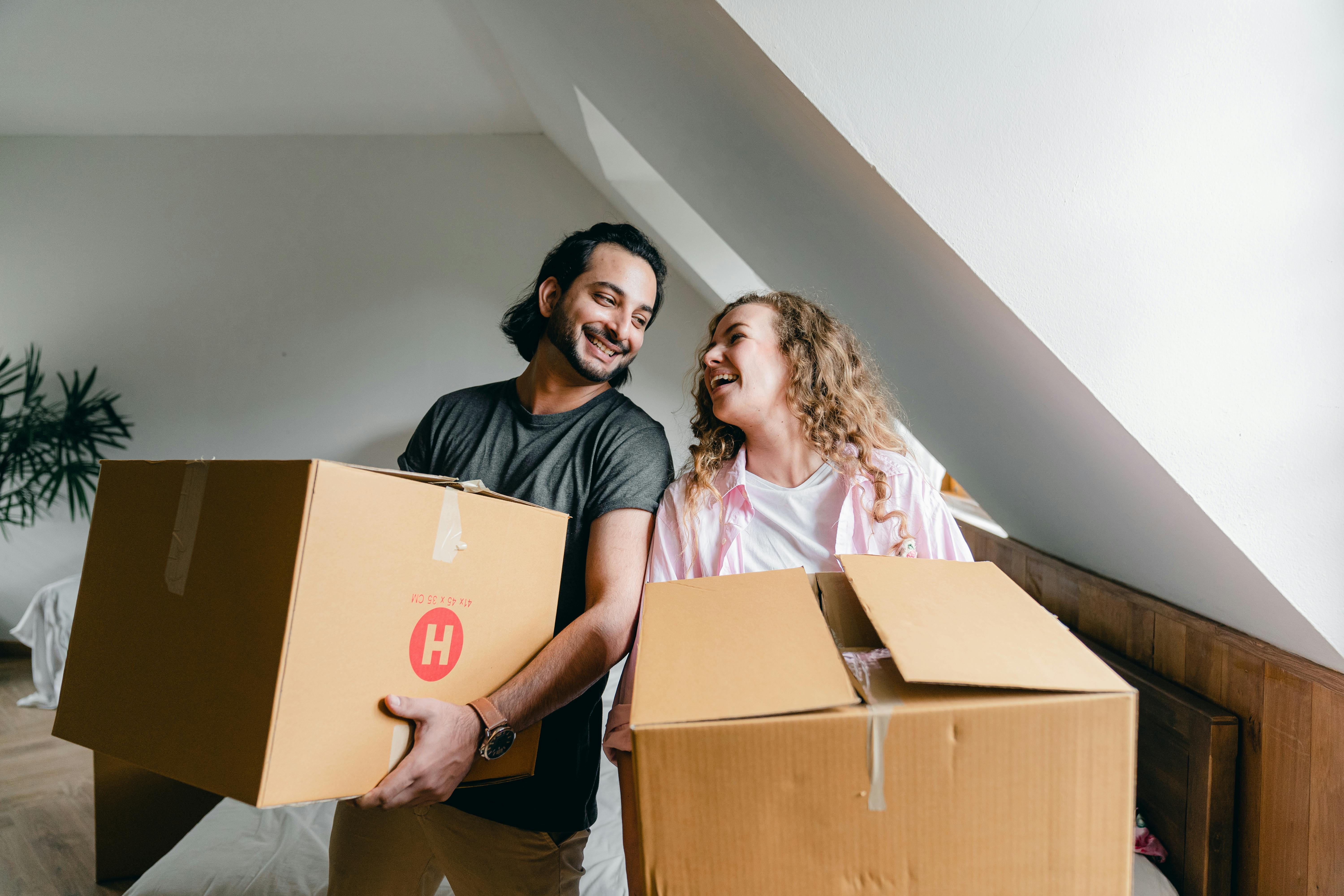 Un couple heureux qui emménage | Source : Pexels