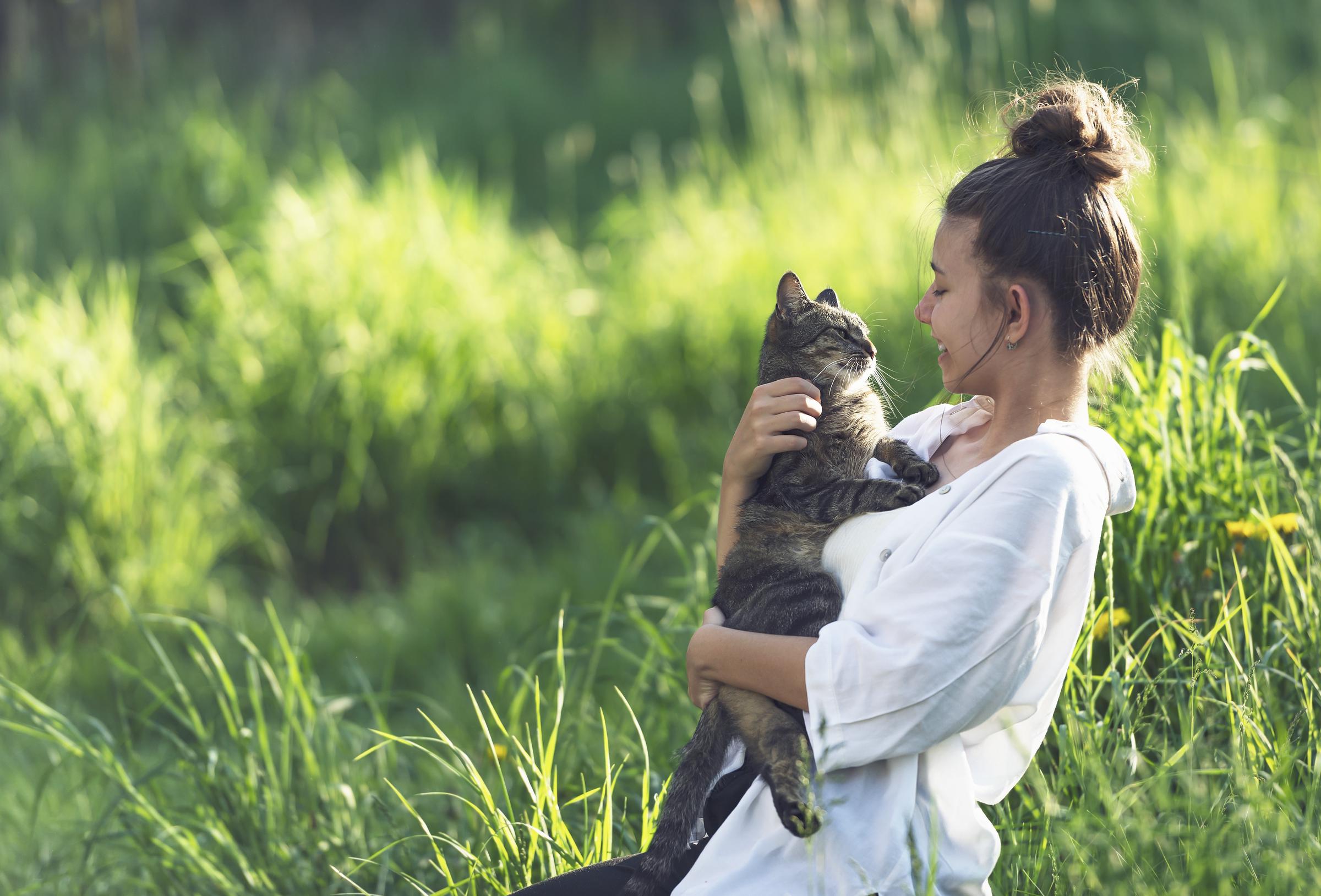 Une fille tenant un chat noir | Source : Pexels