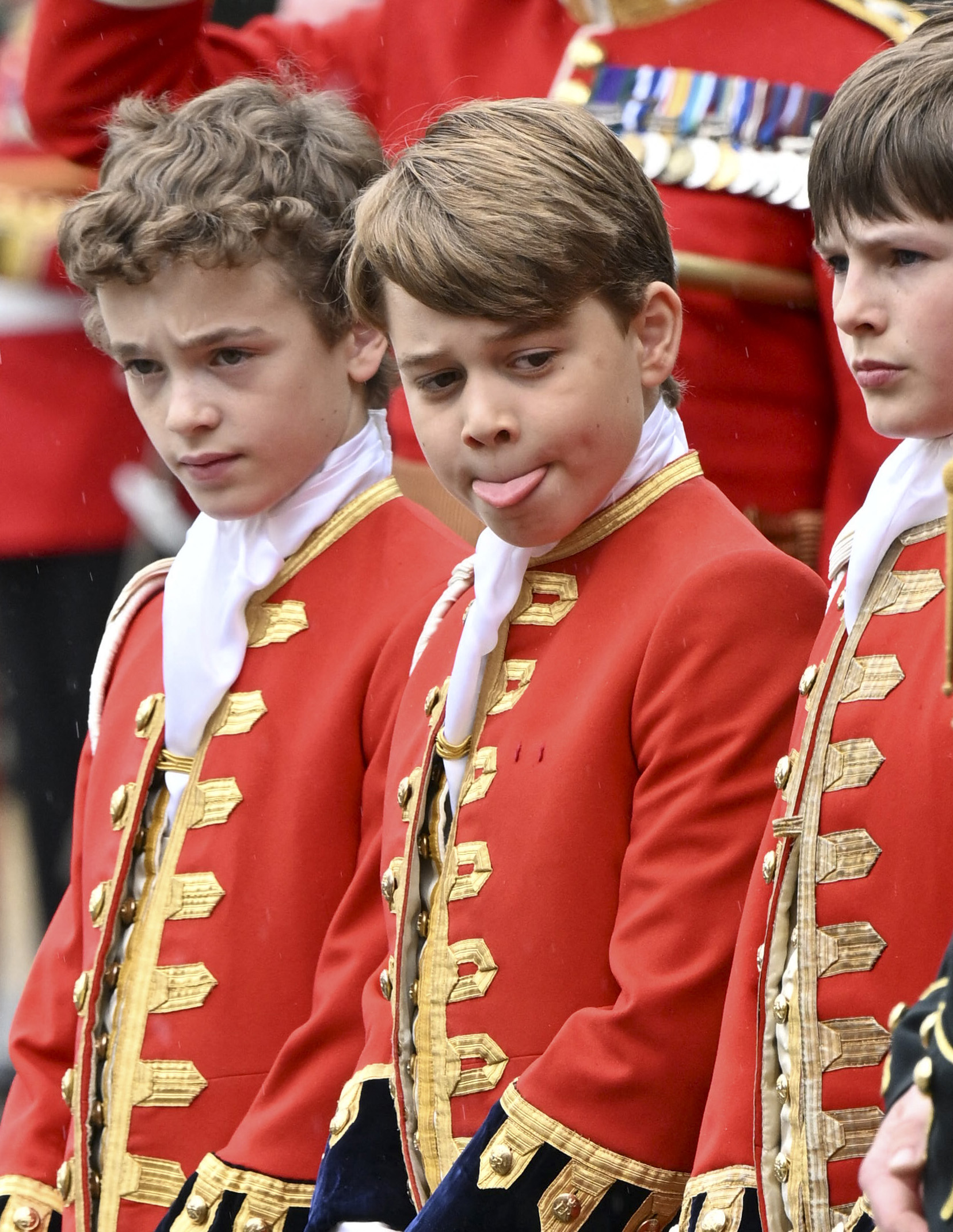 Page d'honneurs Ralph Tollemache, le prince George de Galles et Lord Oliver Cholmondeley au palais de Buckingham lors du couronnement du roi Charles III à Londres en 2023 | Source : Getty Images