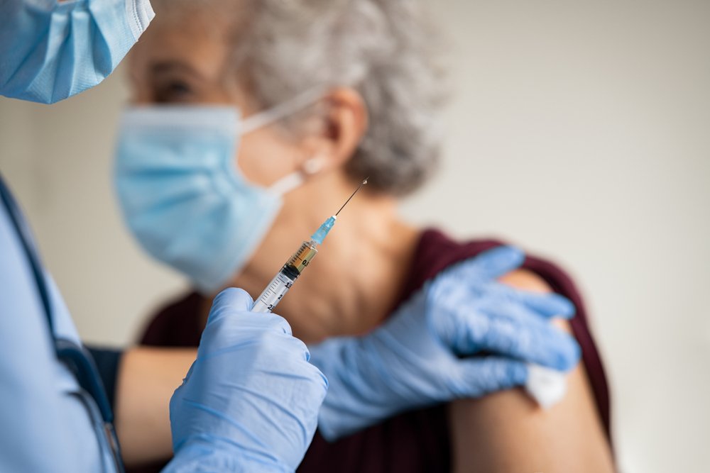Femme âgée vaccinée. | Photo : Shutterstock