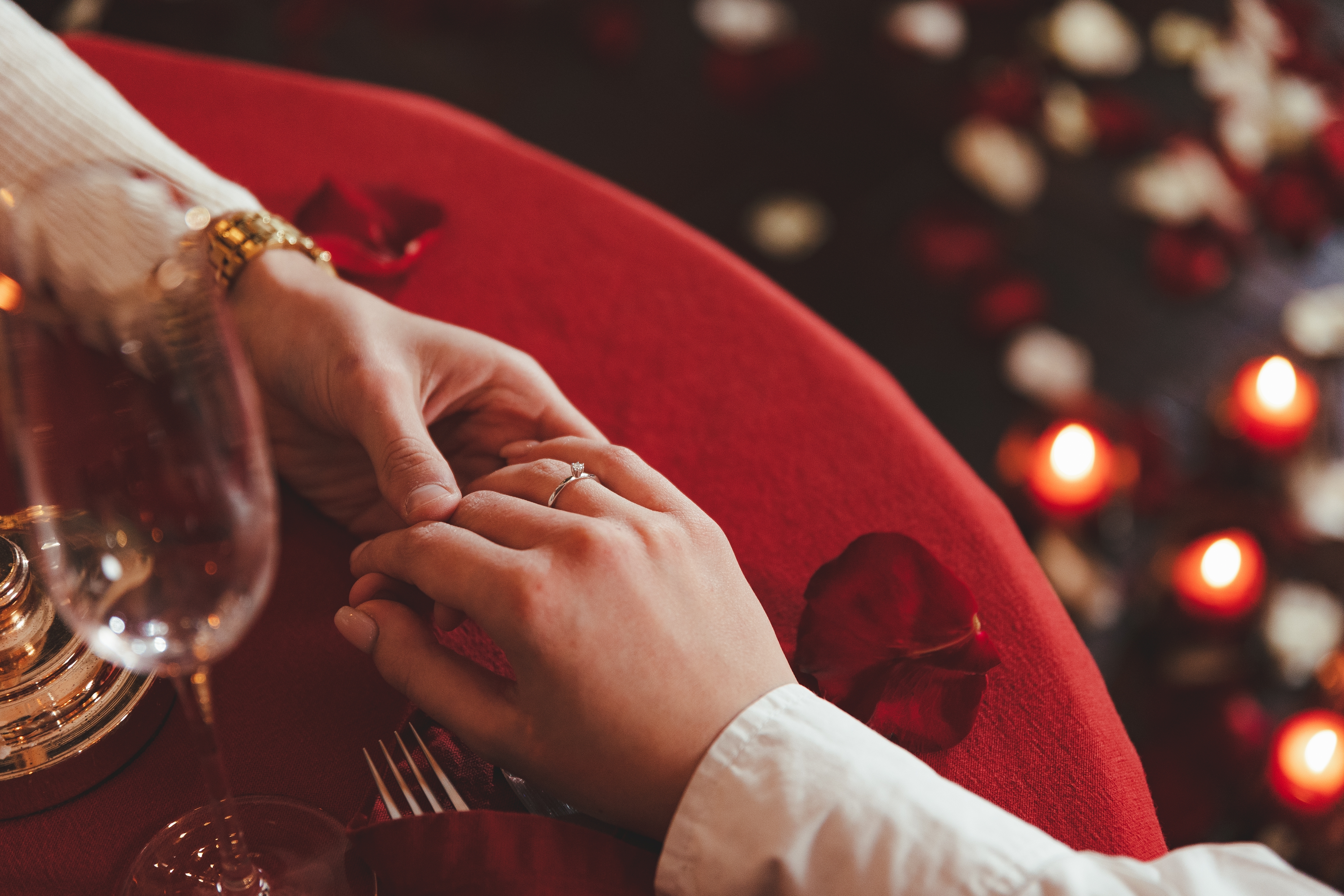 Un couple se tenant par la main lors d'un dîner romantique | Source : Shutterstock