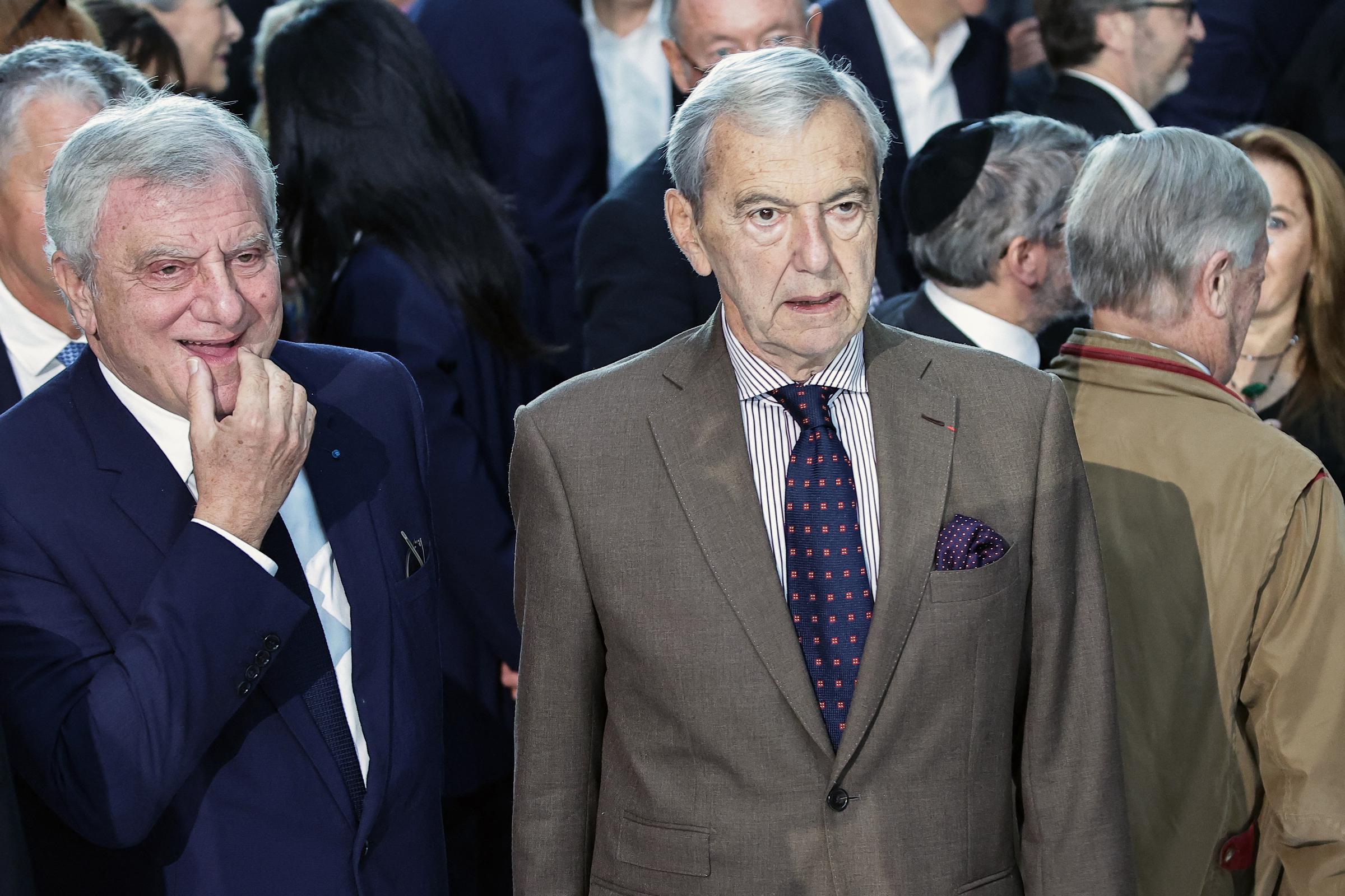 Daniel Bilalian (au centre) assiste à une cérémonie organisée au siège de France Télévisions à Paris, le 9 octobre 2023, en hommage au journaliste français Jean-Pierre Elkabbach I Source : Getty Images