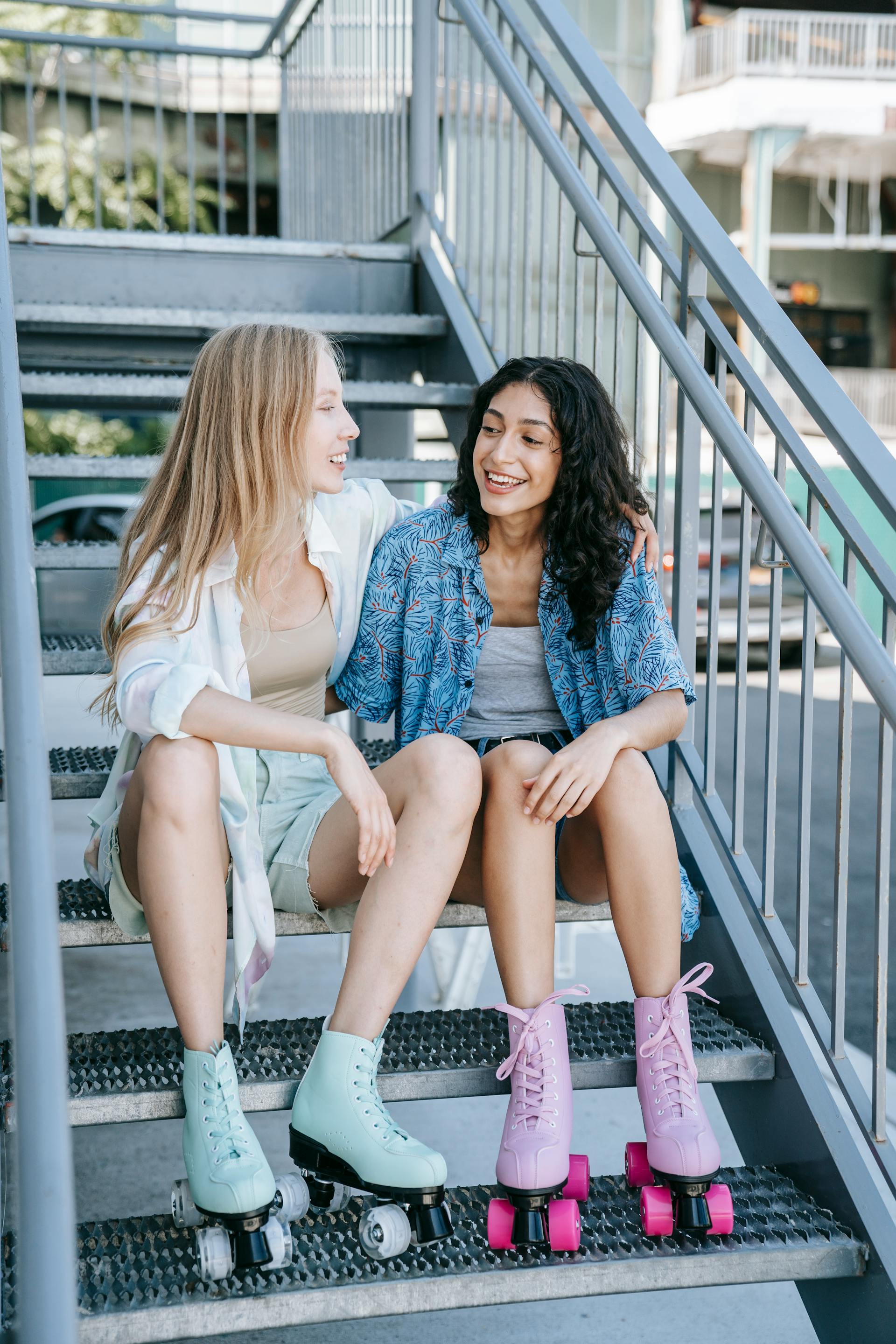 Deux amis en train de discuter | Source : Pexels