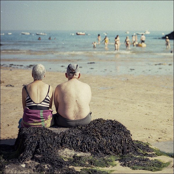Un couple de personnes âgées profitant de la plage. l Source: Flickr