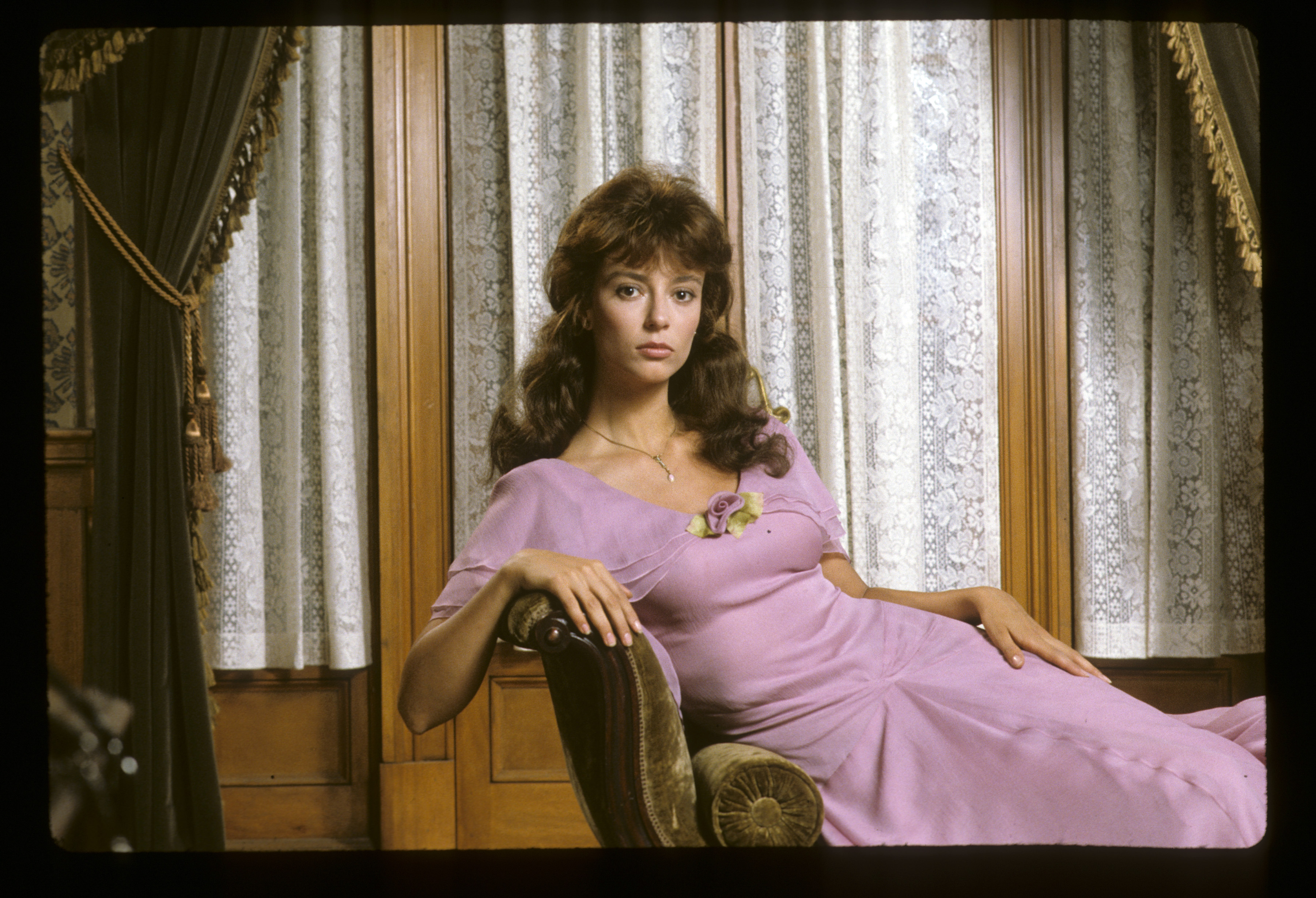 L'actrice sur le plateau de tournage de "Les oiseaux se cachent pour mourir" le 27 mars 1983 | Source : Getty Images