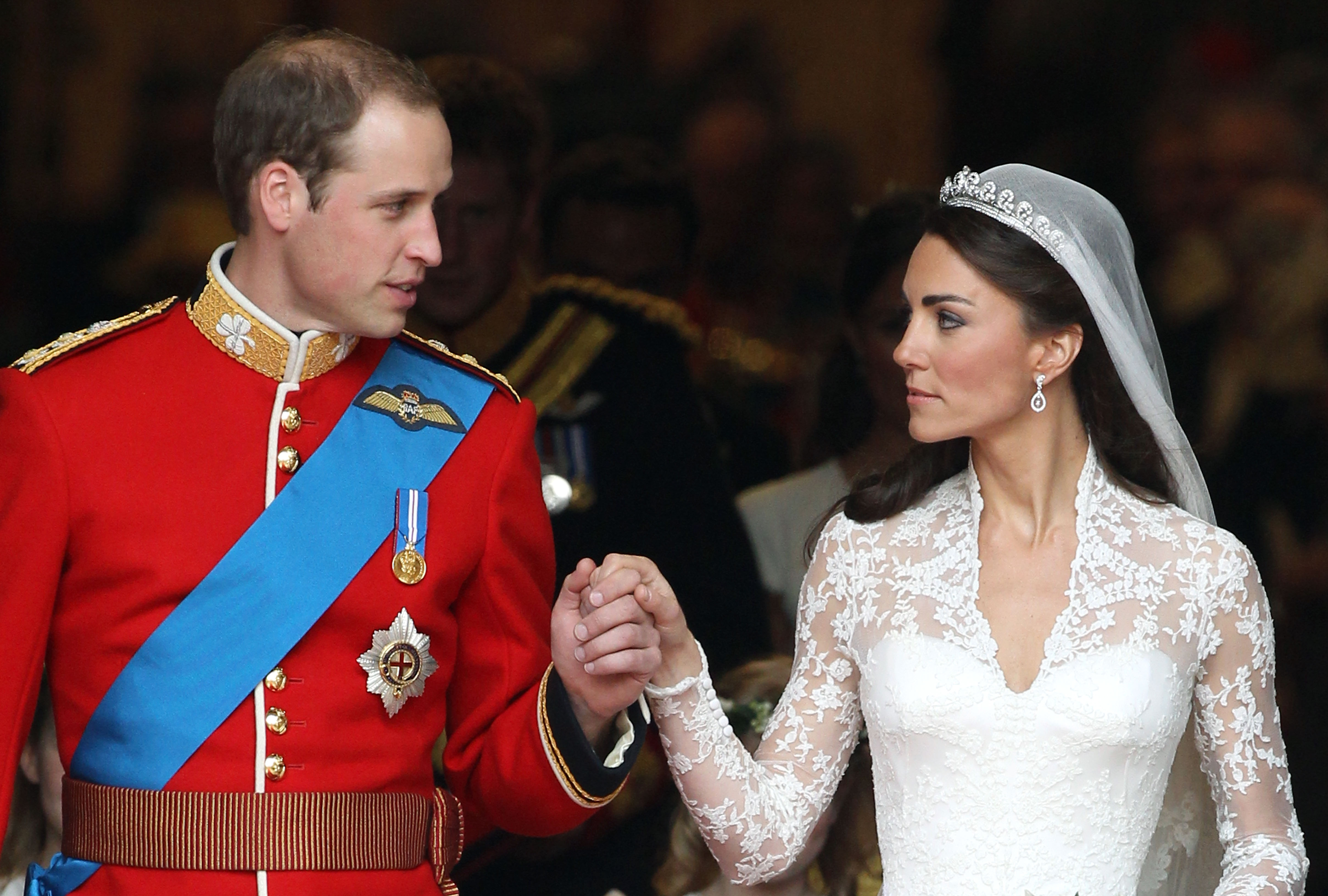 Catherine, duchesse de Cambridge, et le prince William sourient après leur mariage à l'abbaye de Westminster à Londres, en Angleterre, le 29 avril 2011 | Source : Getty Images