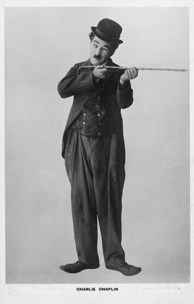 L'acteur comique et réalisateur britannique Charlie Chaplin (1889 - 1977) vise avec sa canne dans le personnage du petit clochard, vers 1925. | Photo : Getty Images.