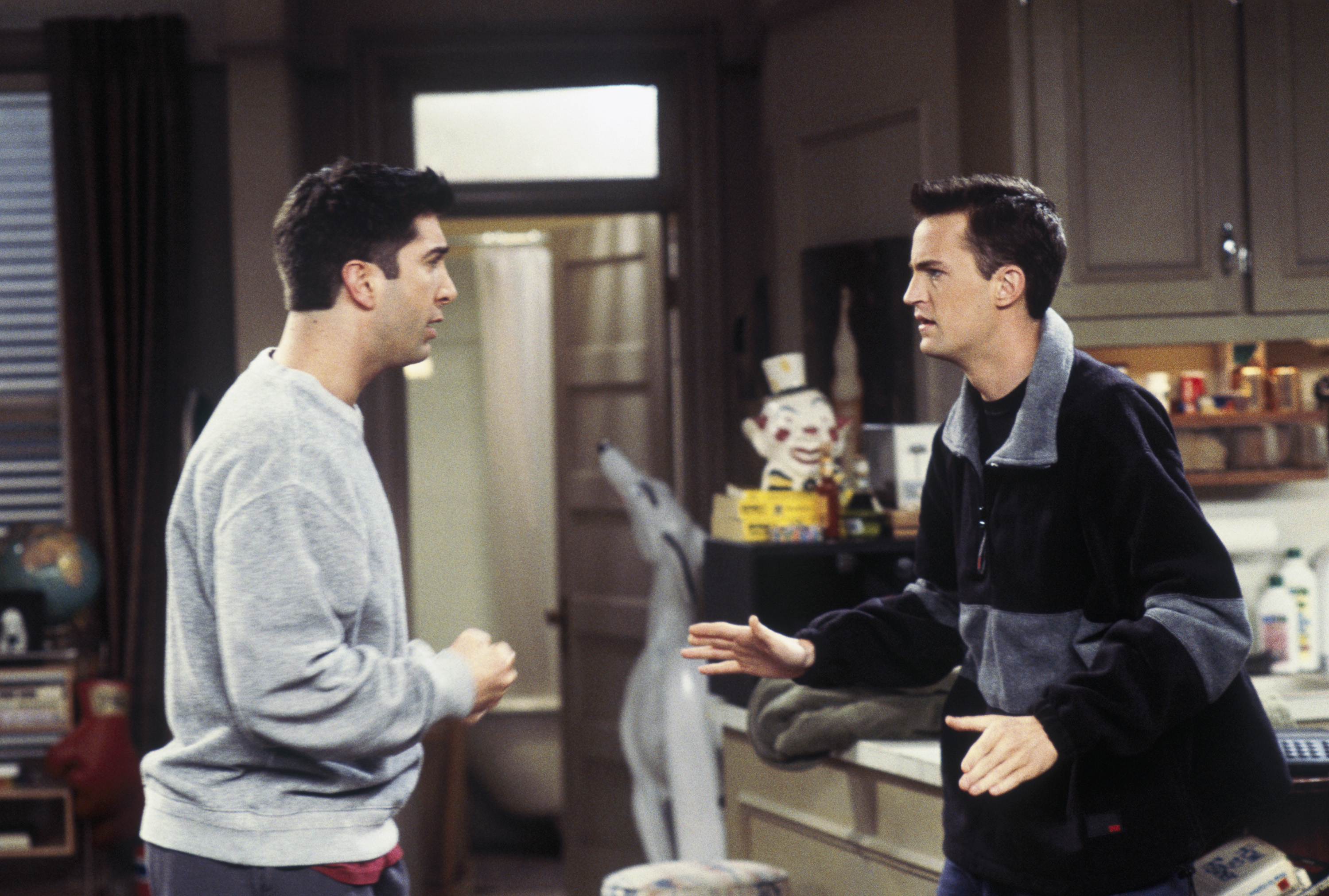 David Schwimmer et Matthew Perry dans le rôle de leurs personnages dans un épisode de "Friends" en 1997 | Source : Getty Images