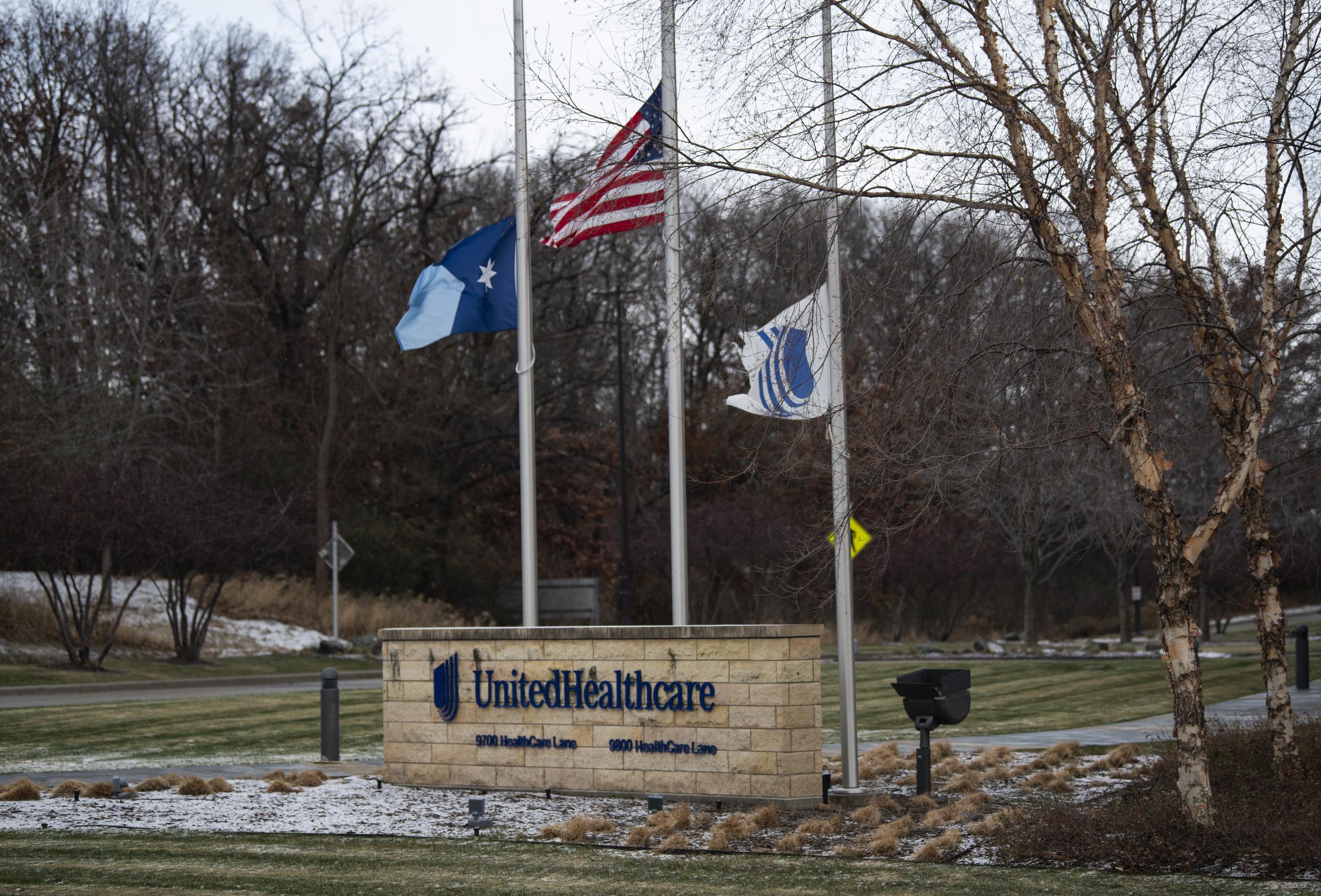 Les drapeaux sont en berne devant le siège de UnitedHealthcare à Minnetonka, Minnesota, après le décès du PDG Brian Thompson, le 4 décembre 2024 | Source : Getty Images