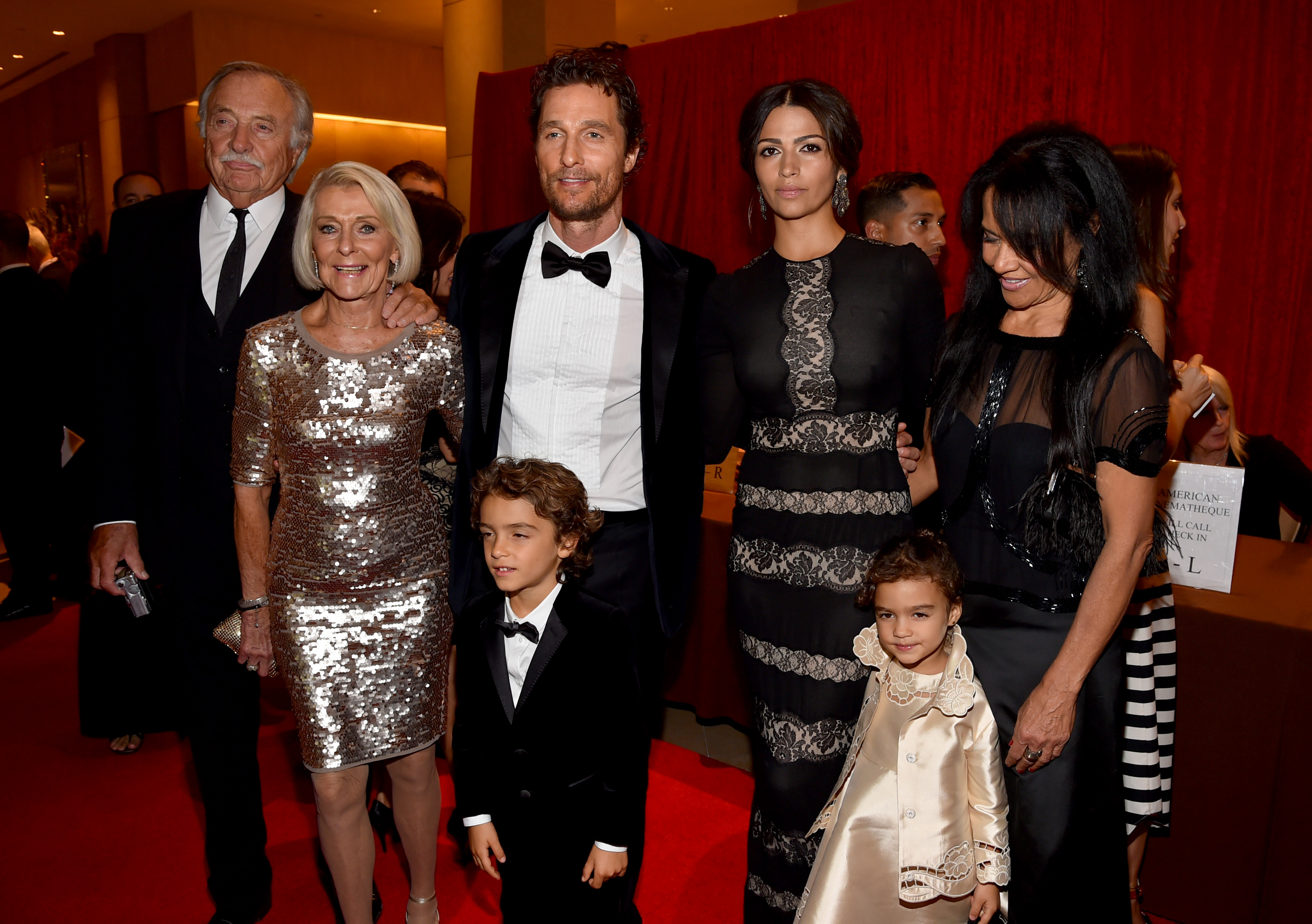 Matthew McConaughey avec C.J. Carlig, Kay, Levi, Camila Alves, Vida et Fatima Alves assistent au 28e prix de la cinémathèque américaine honorant Matthew McConaughey à l'hôtel Beverly Hilton à Beverly Hills, Californie, le 21 octobre 2014 | Source : Getty Images