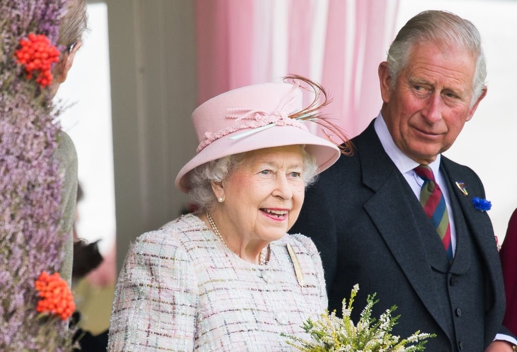 Le prince Charles et la reine Elizabeth II. | Photo : Getty Images