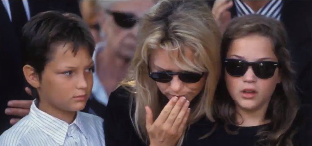 France Gall et ses enfants à l'enterrement de Michel Berger. l Photo : YouTube/ Divertissement Aujourd'hui