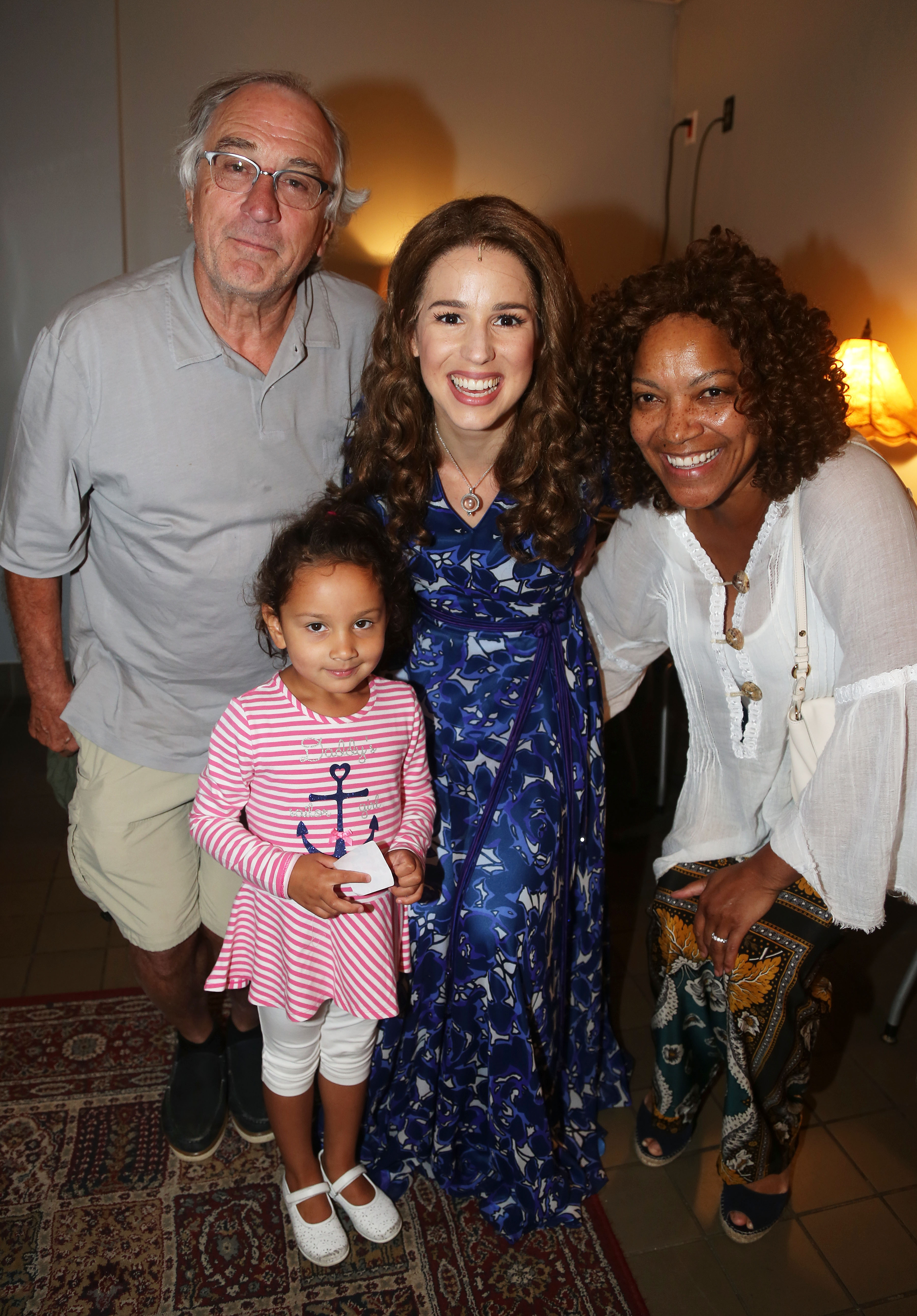 Robert De Niro, sa fille Helen Grace, Chilina Kennedy et Grace Hightower dans les coulisses du spectacle "Beautiful" à Broadway en 2015 | Source : Getty Images