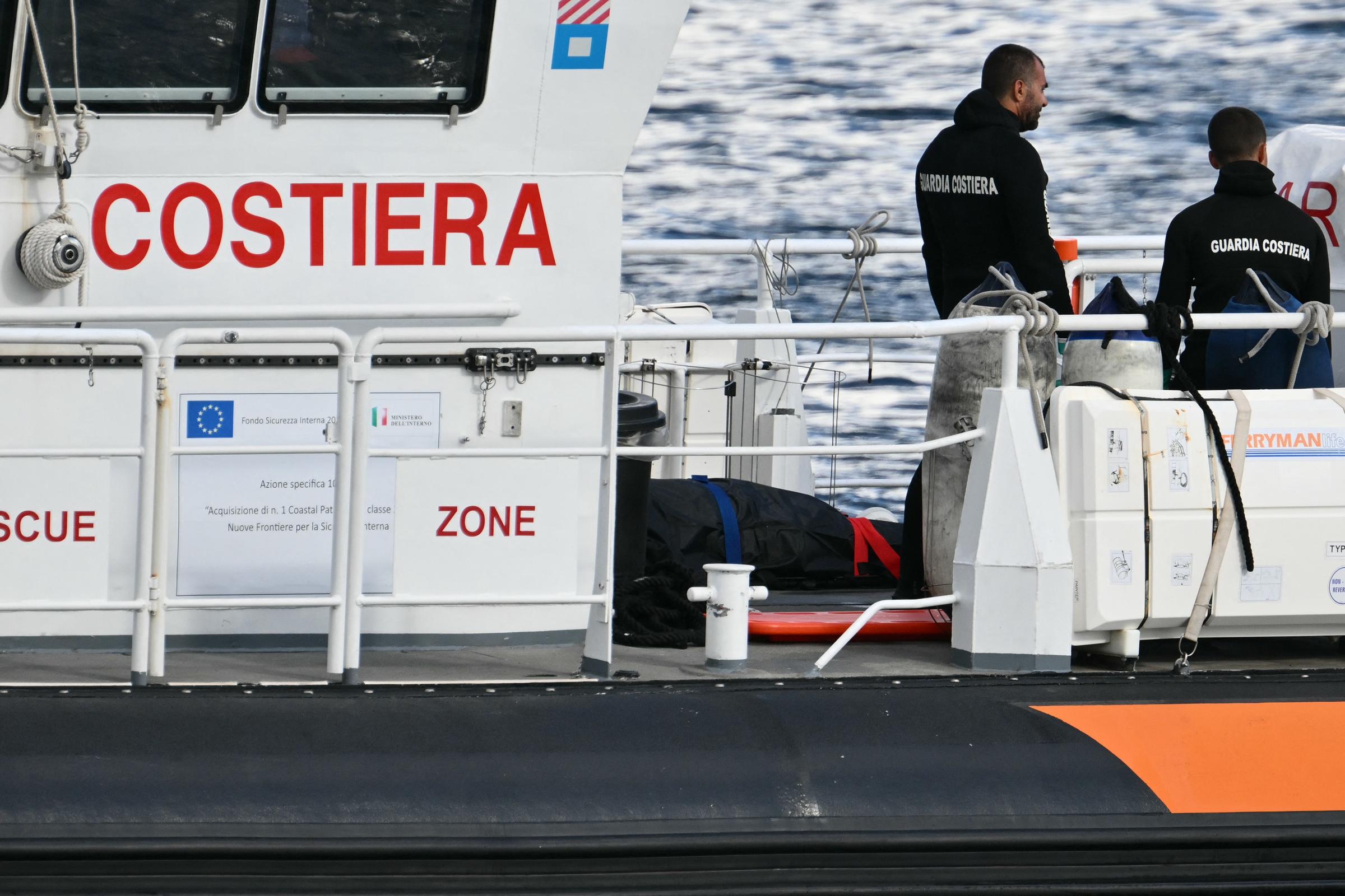 Les plongeurs des Vigili del Fuoco transportent un sac mortuaire hors du bateau au large de Porticello près de Palerme, le 21 août 2024 | Source : Getty Images