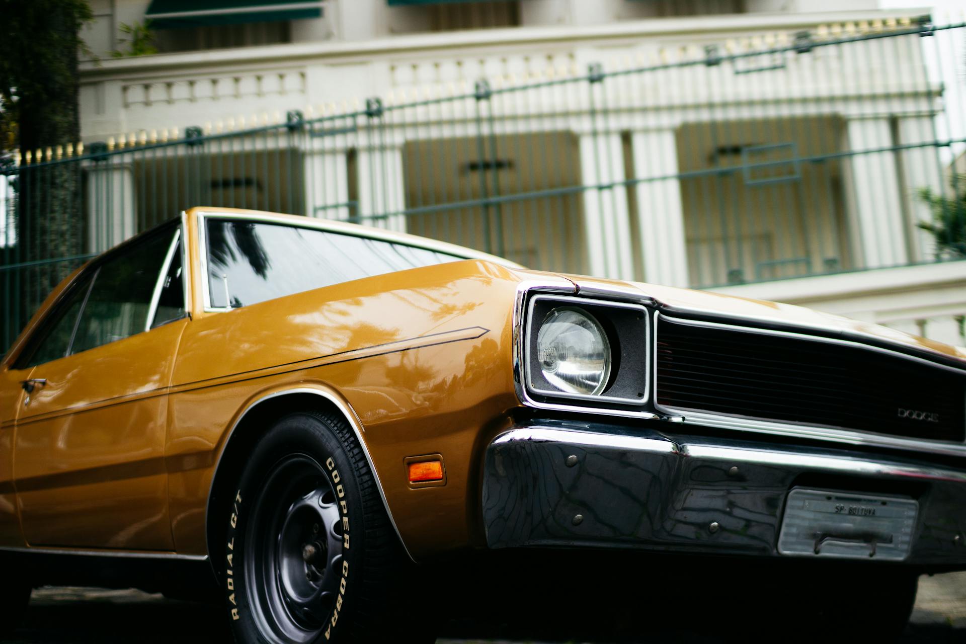 Une voiture à l'extérieur d'un bâtiment. | Source : Pexels
