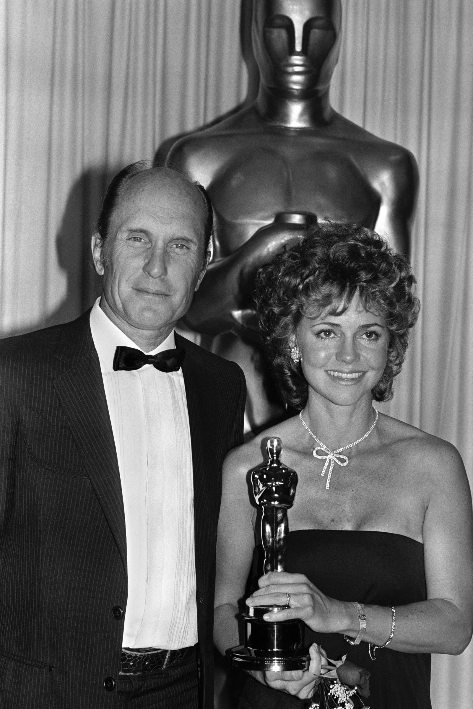 Sally Field et Robert Duvall lors de la 57e cérémonie des Oscars à Hollywood, Californie, le 25 mars 1985. | Source : Getty Images