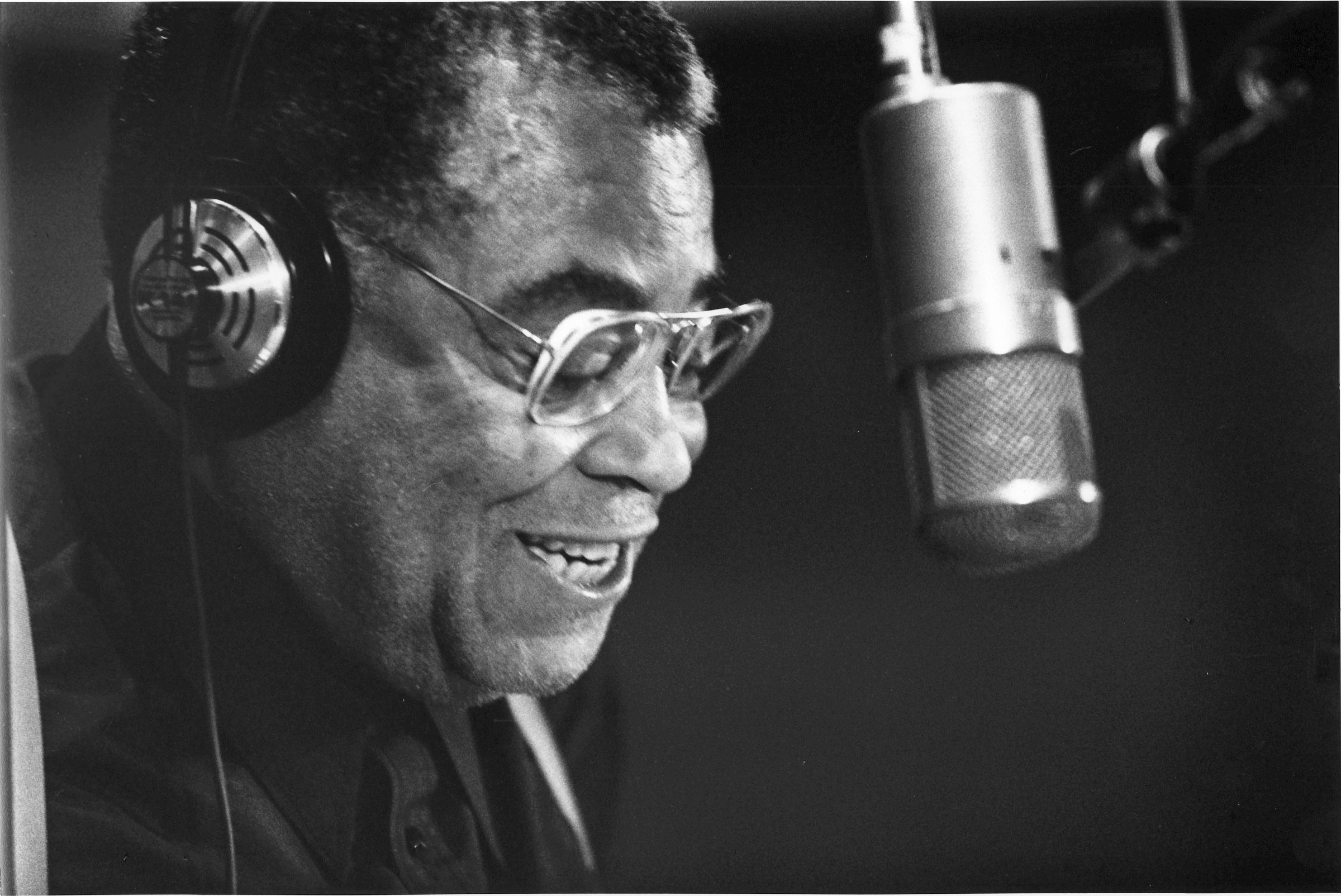 James Earl Jones parle dans un micro lors d'une séance d'enregistrement en studio à Hollywood, Californie, le 10 juillet 1991 | Source : Getty Images