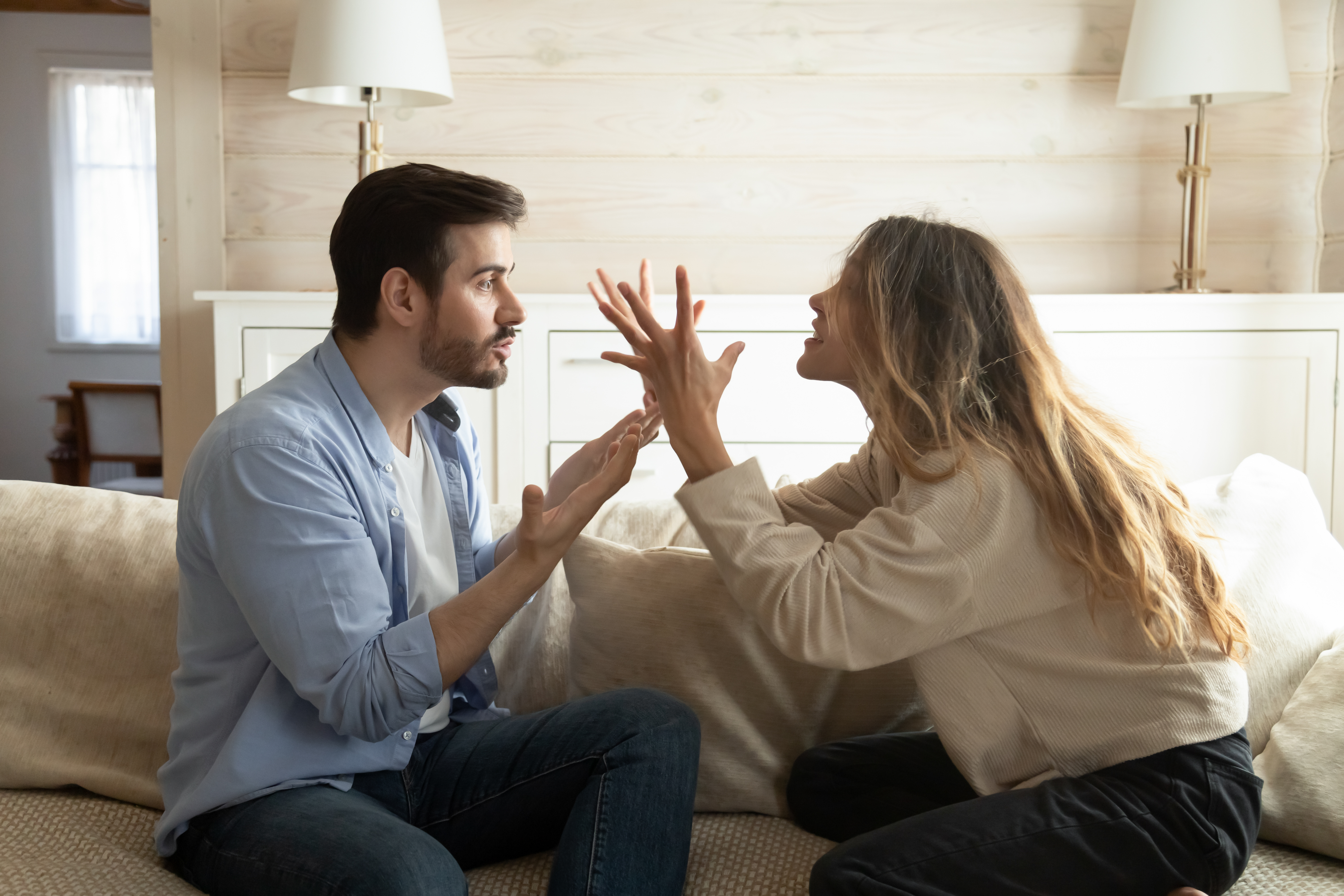 Photo d'un couple se disputant dans le salon | Source : Shutterstock