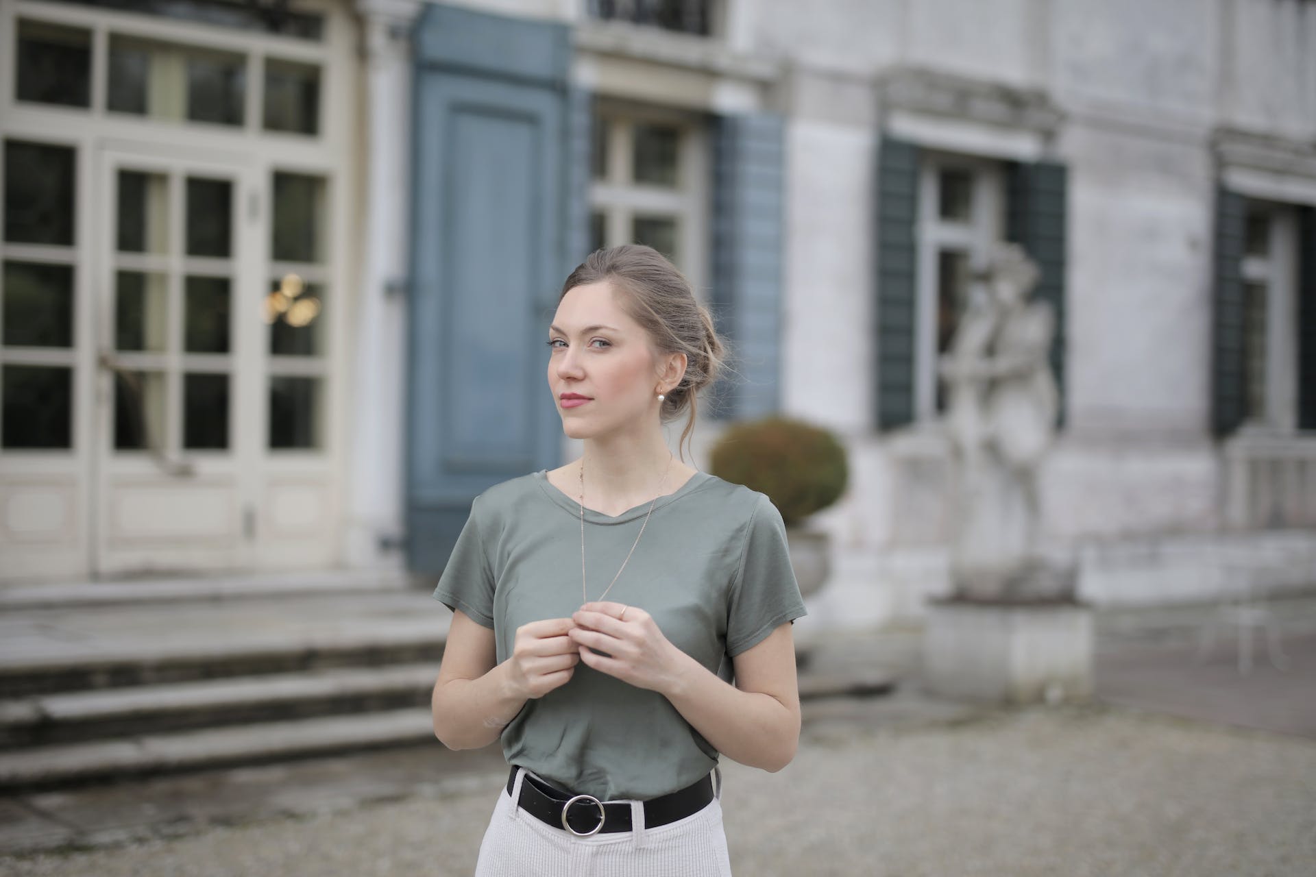 Une jeune femme portant une chemise grise se tenant à l'extérieur | Source : Pexels