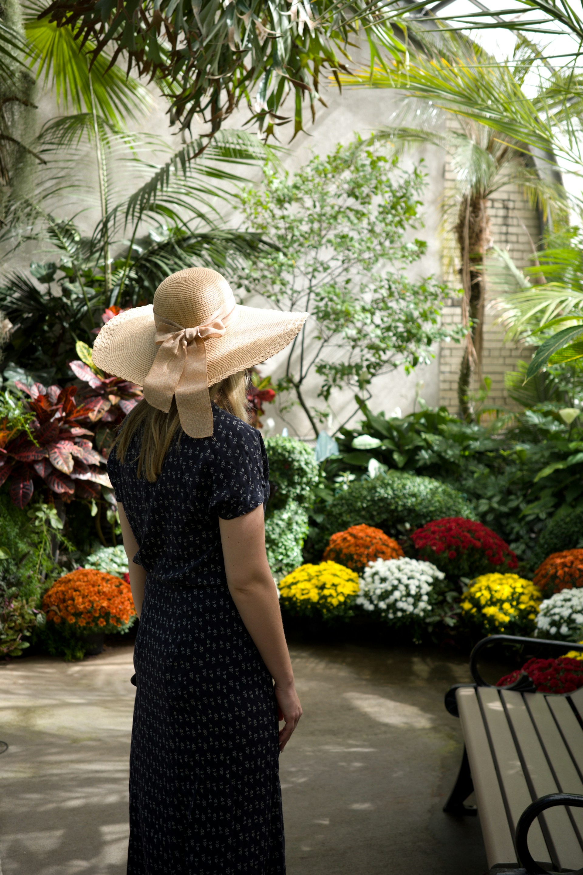 Une femme admirant un beau jardin | Source : Unsplash