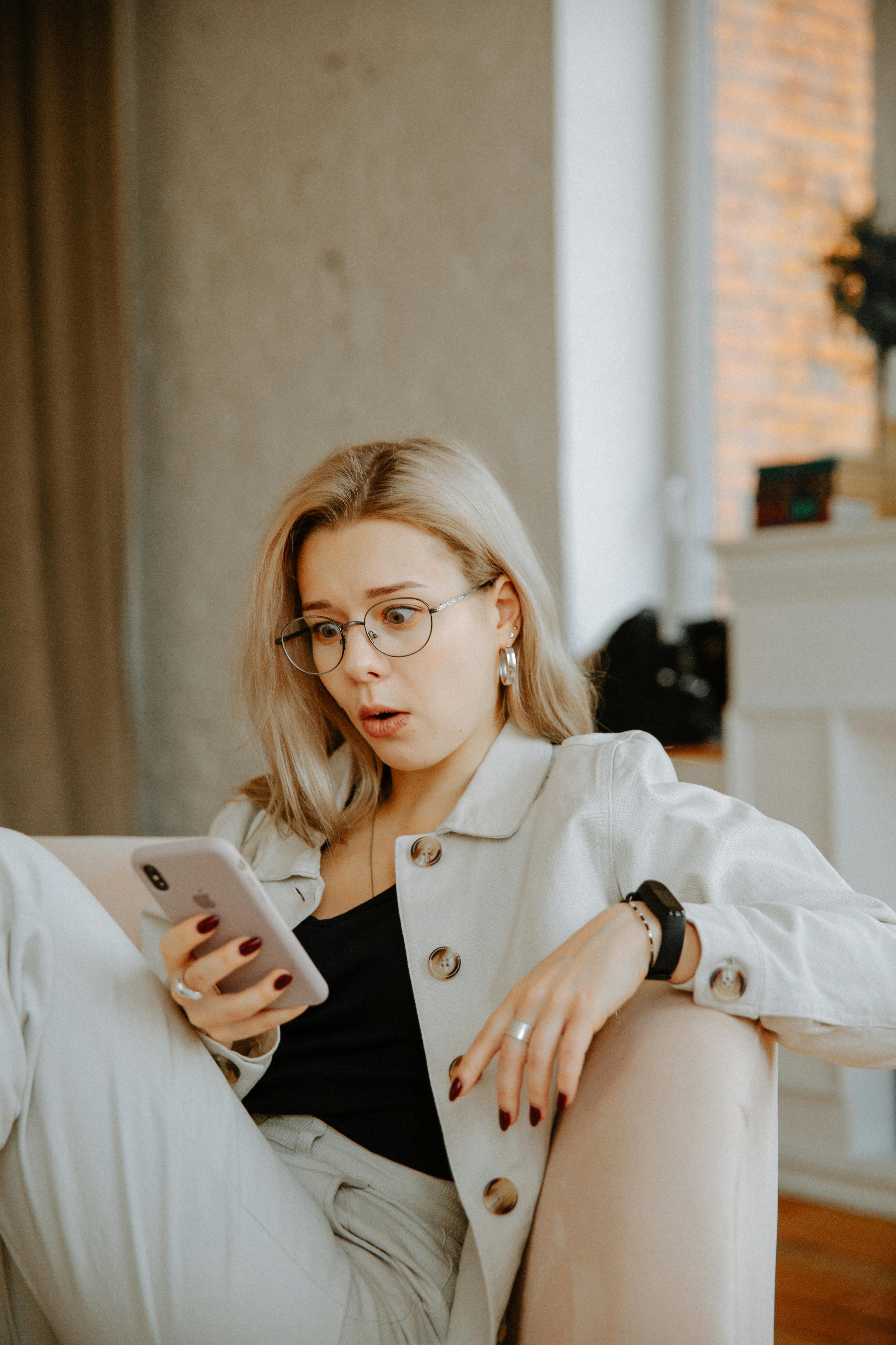 Une femme choquée qui regarde un téléphone | Source : Pexels