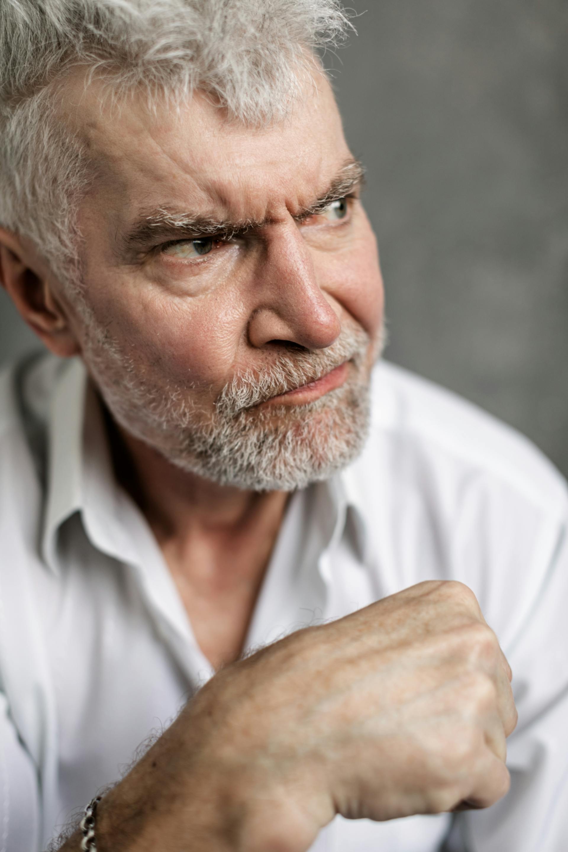 Un homme à l'air grincheux | Source : Pexels
