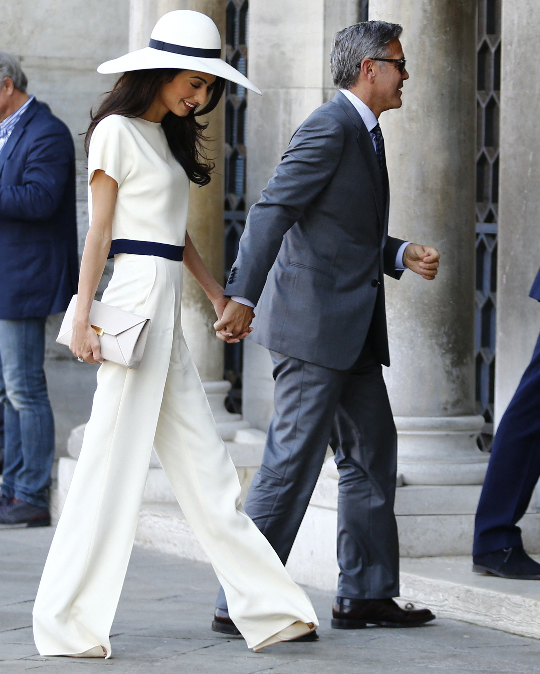 Amal et George Clooney arrivent au palazzo Ca Farsetti à Venise, pour une cérémonie civile visant à officialiser leur mariage, le 29 septembre 2014 | Source : Getty Images