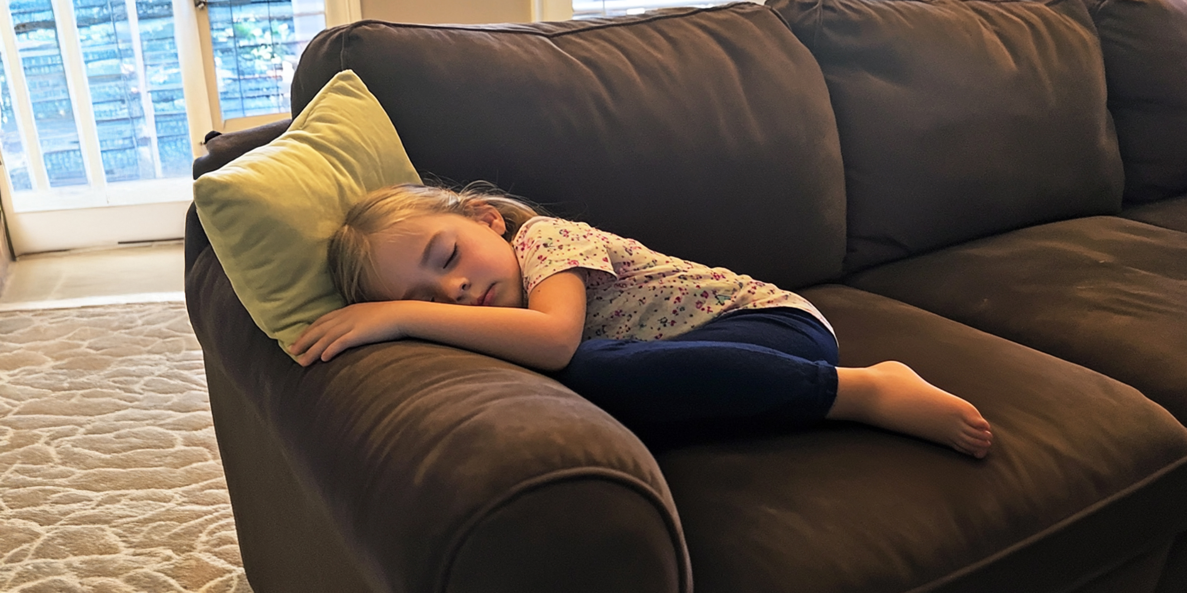 Une petite fille qui dort sur un canapé | Source : AmoMama