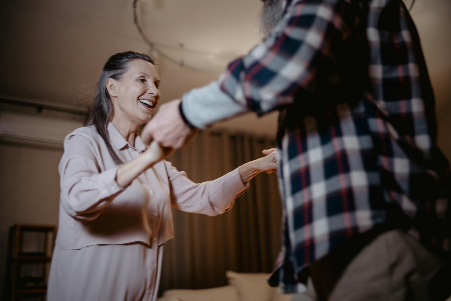 Un couple de personnes âgées en train de danser | Source : Pexels