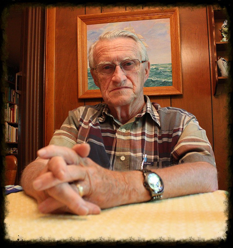 Une photo d'un homme âgé avec des lunettes | Source : Flickr