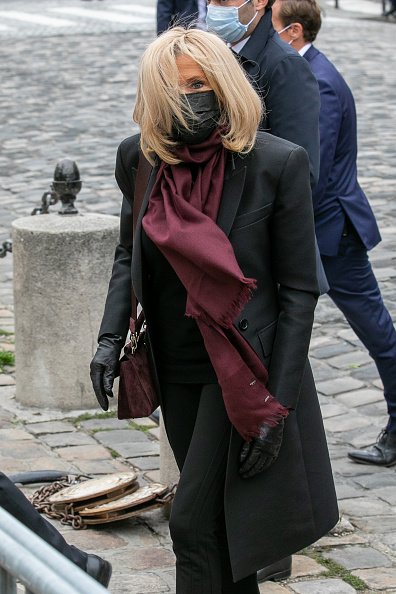 Brigitte Macron arrive pour assister aux funérailles de Juliette Greco à l'église Saint-Germain-des-Prés le 05 octobre 2020 à Paris, France. | Photo : Getty Images